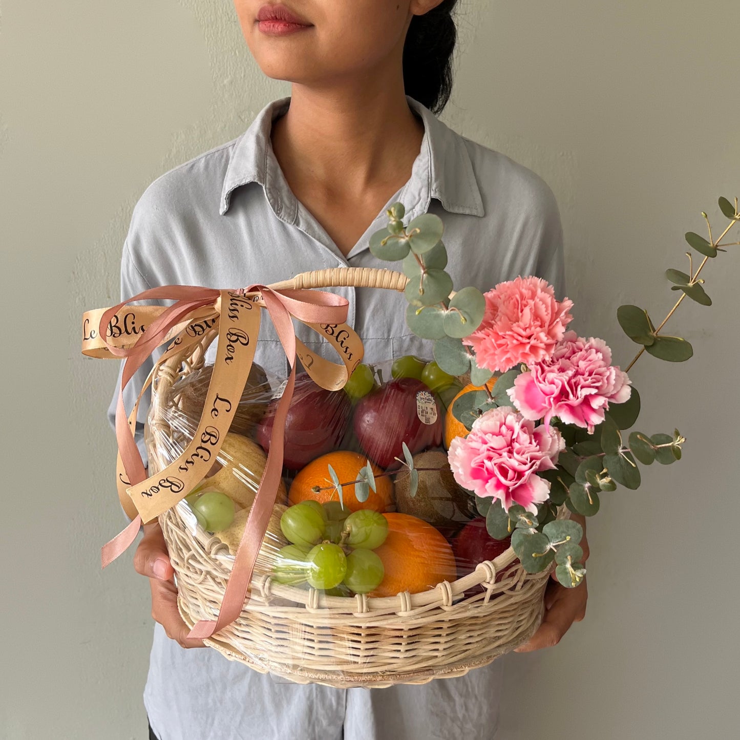 parcel buah di dalam keranjang rotan kombiansi dengan bunga carnation segar, parcel buah surabaya, parcel buah jakarta