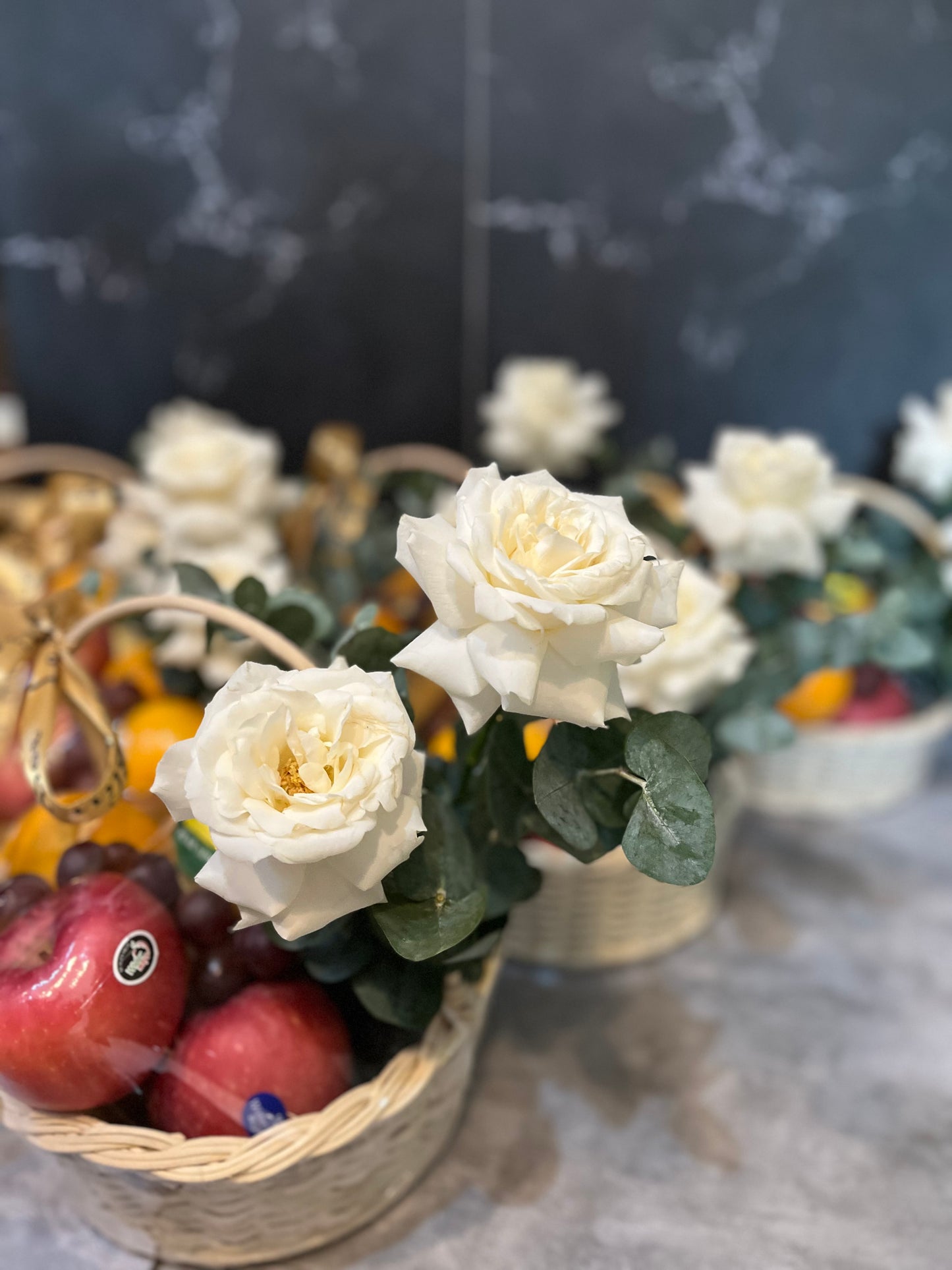 Small Basket Parcel Buah with Roses