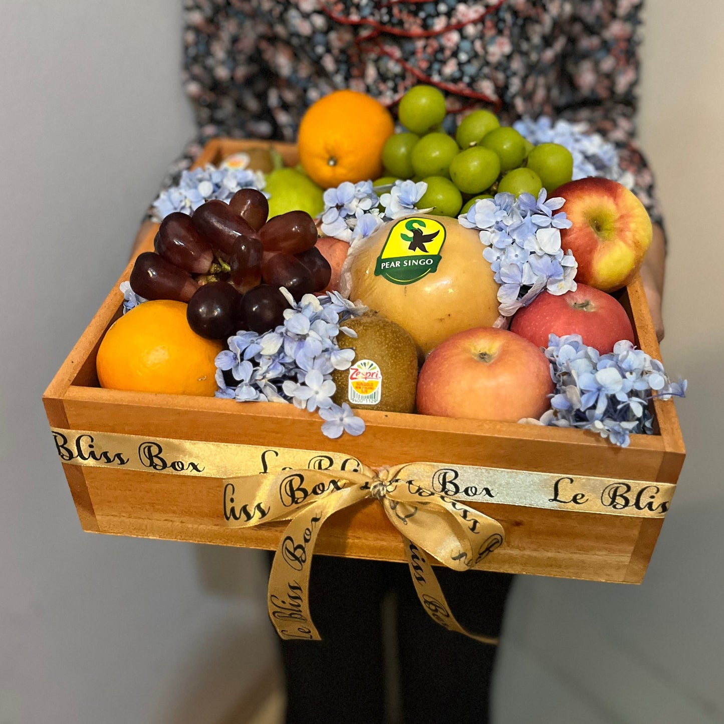 Fruit Hamper Buah dengan Bunga Hydrangea dan Kotak Kayu Premium untuk Jakarta, Surabaya, Tangerang, dan Cirebon