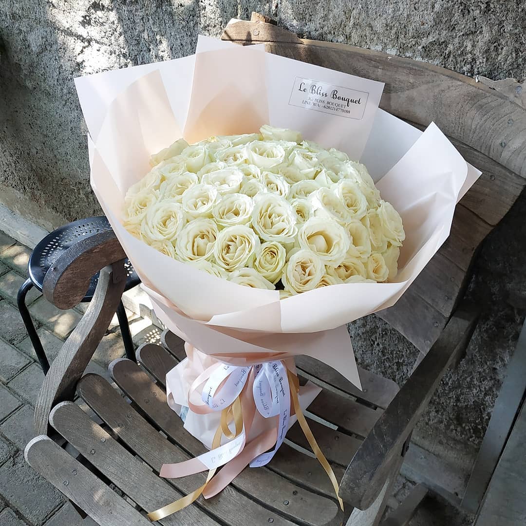 Buket mawar putih bundar besar elegan – kirim ke Jakarta, Tangerang, Surabaya, dan Cirebon oleh Le Bliss Bouquet. Florist surabaya