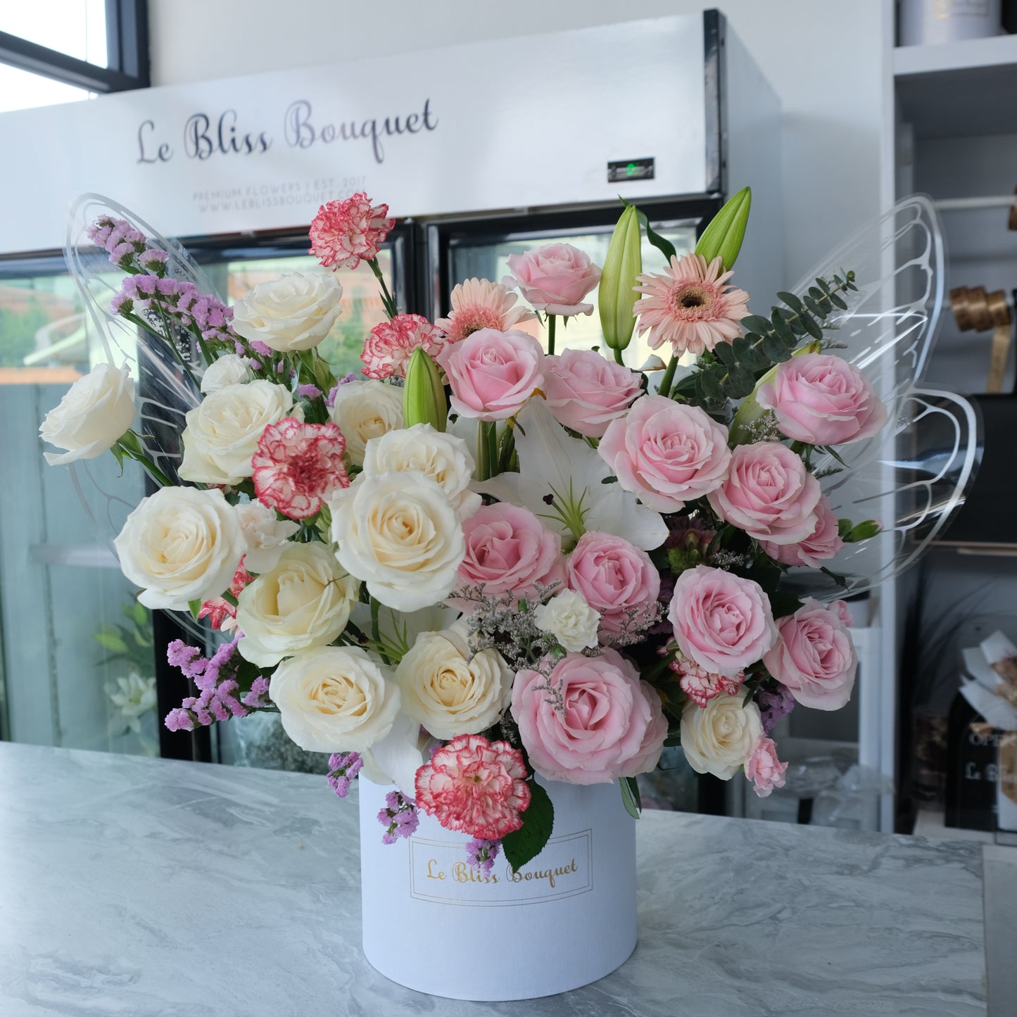 Butterfly bloom box dengan bunga segar dan dekorasi kupu-kupu di Le Bliss Bouquet jakarta. toko bunga Jakarta