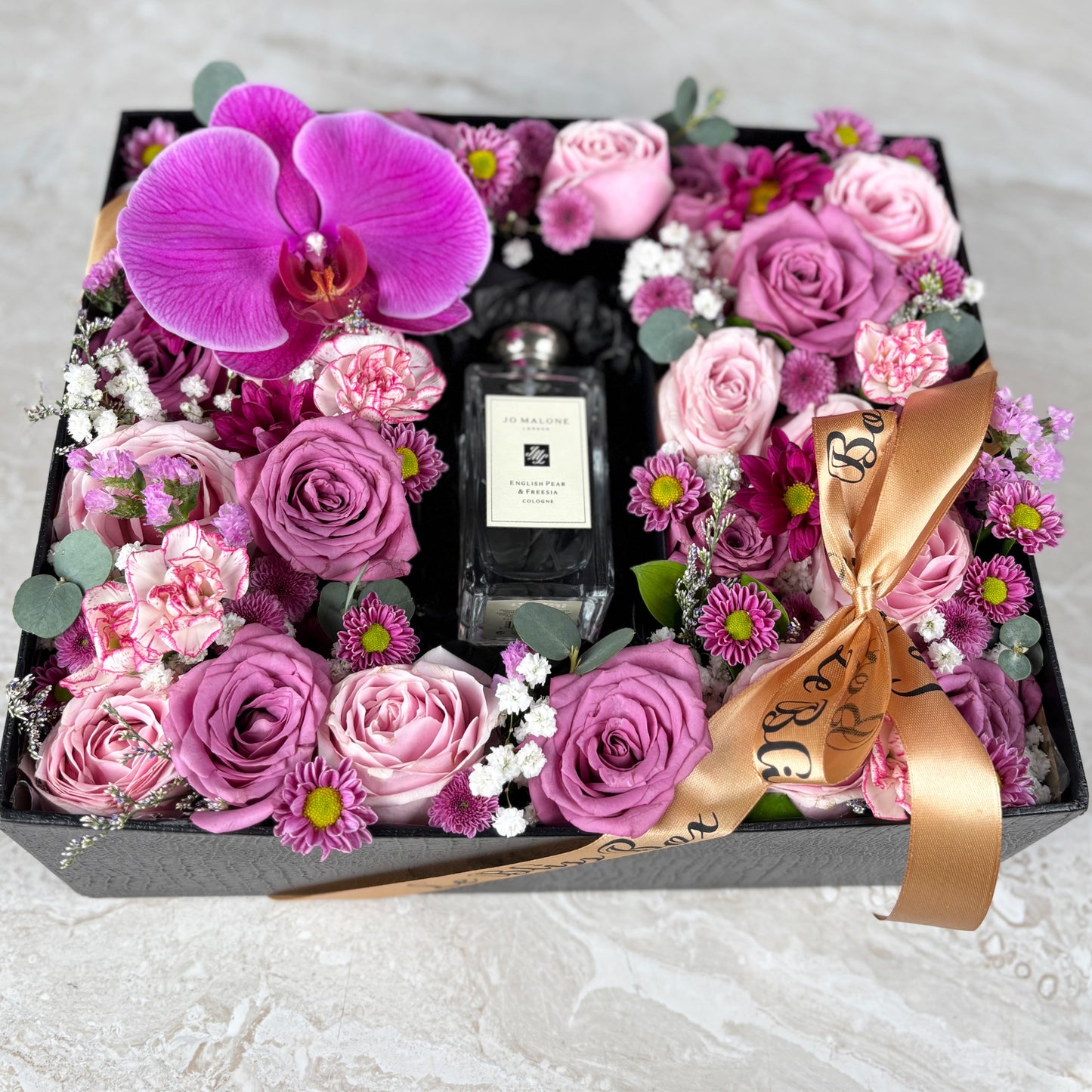 Gift set with flowers and a perfume bottle in a decorative box. Kado Hari Ibu Surabaya, Kado Hari Ibu Jakarta