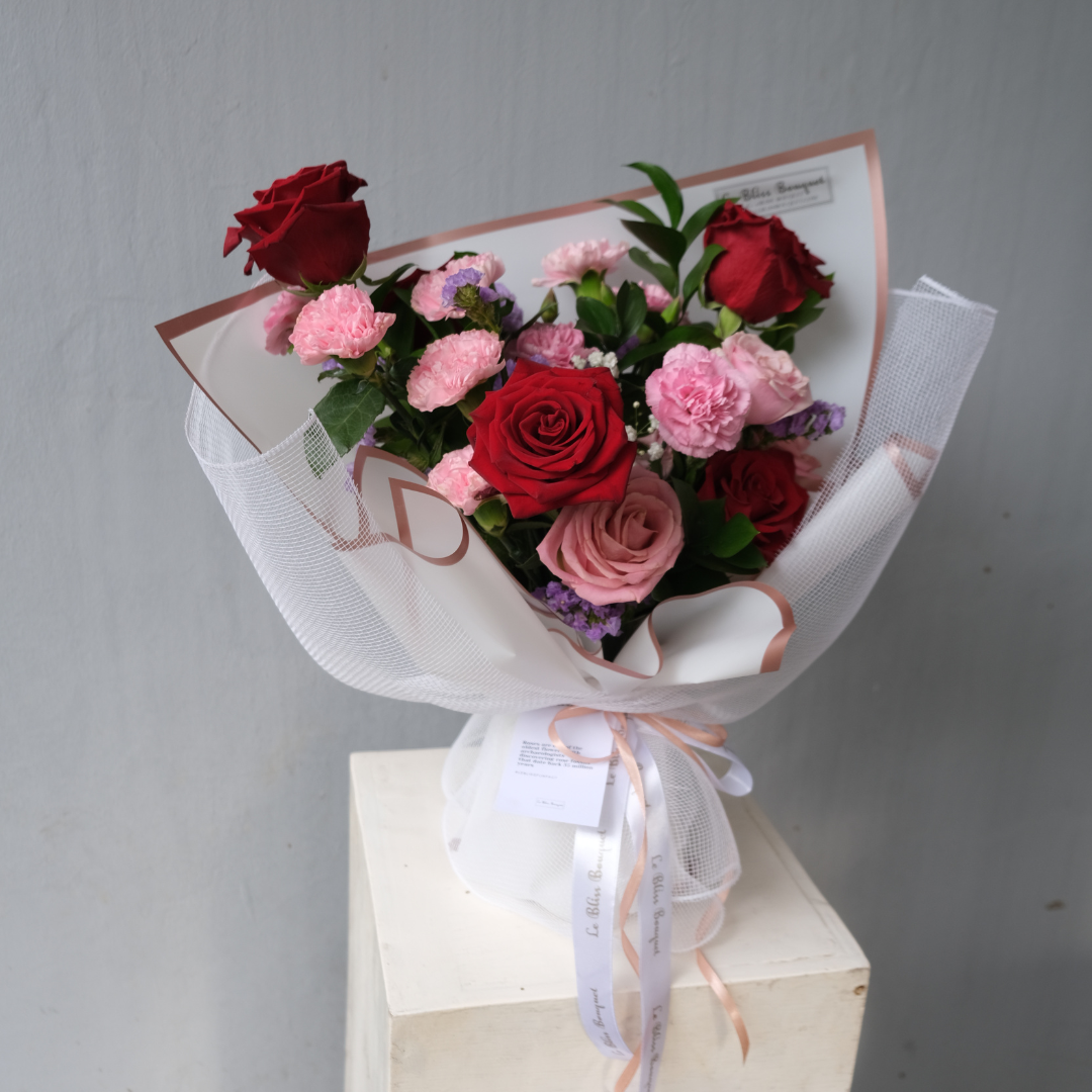 Hermosa x Explorer Bouquet in a Vase – elegant mixed flower arrangement in a glass vase by Le Bliss Bouquet, perfect for delivery in Jakarta, Bintaro, and Cirebon.