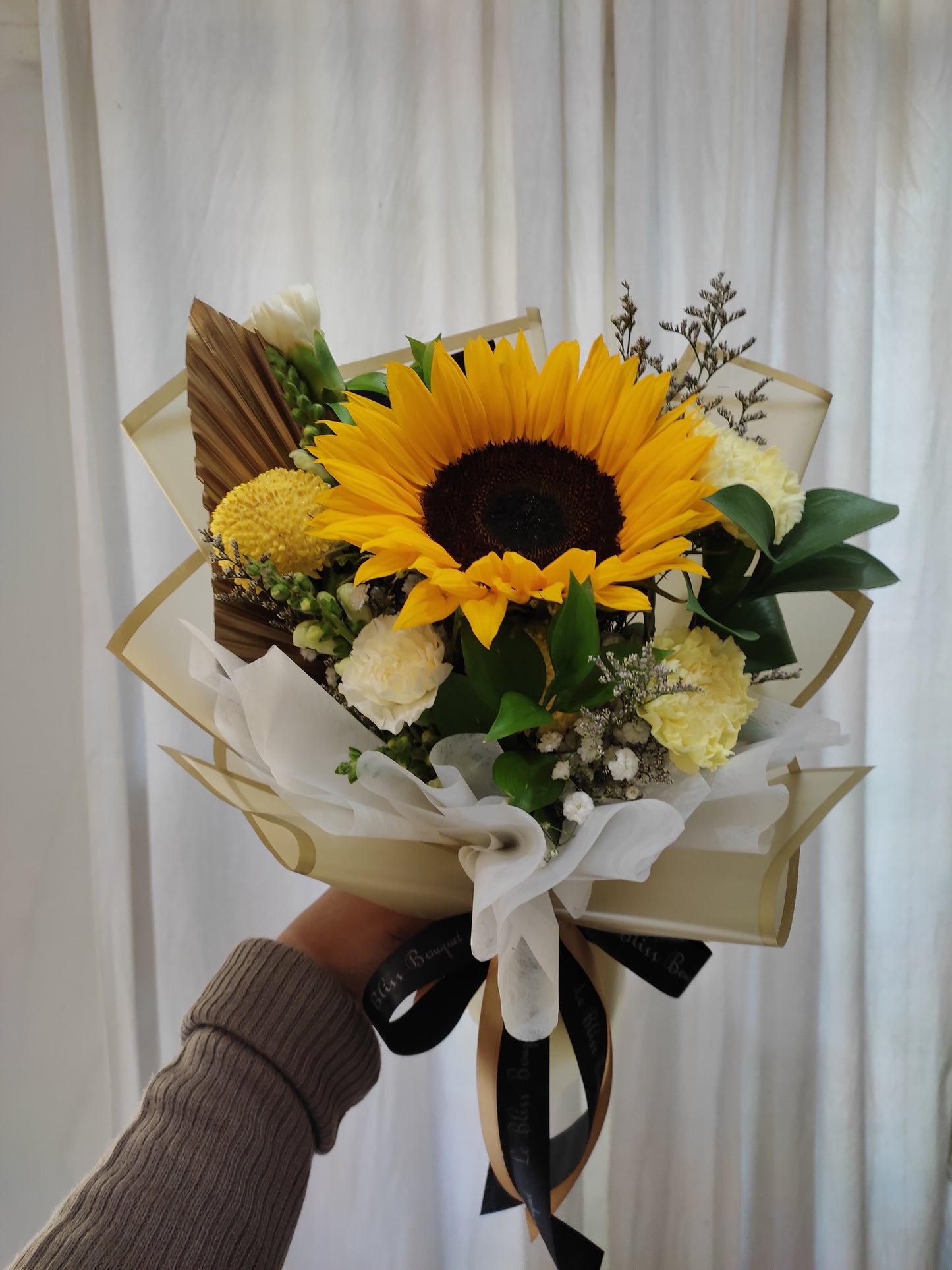 Buket bunga matahari cerah untuk hadiah spesial. Kirim bunga segar hari ini dari florist Surabaya – Le Bliss Bouquet. Tersedia untuk Jakarta & Cirebon.