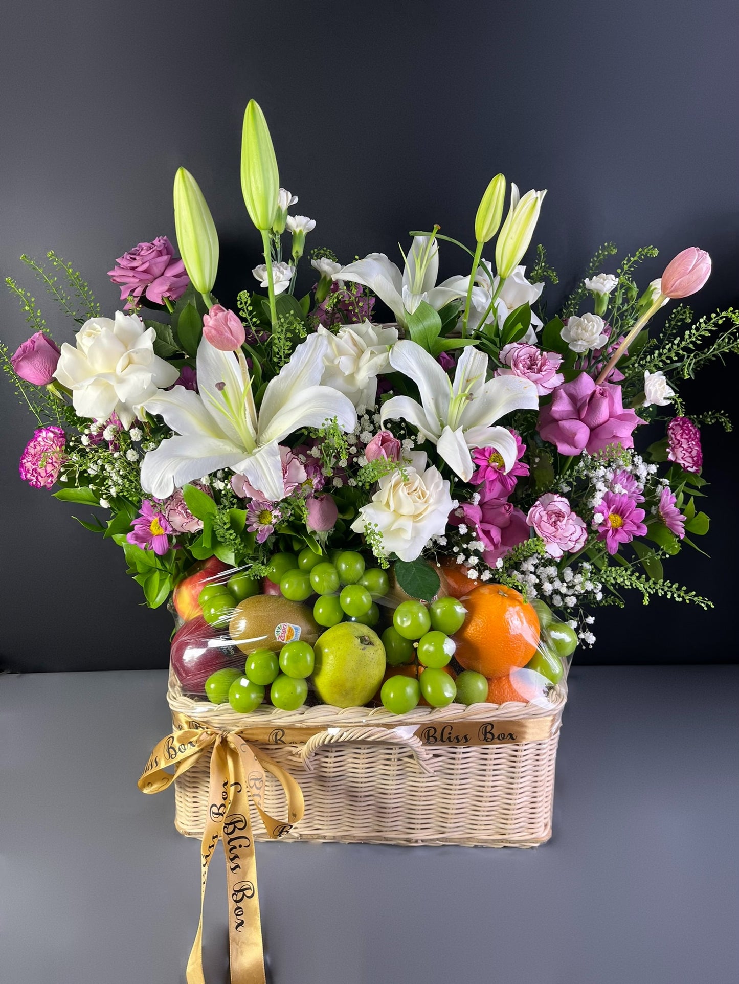 Lilac Sonata Grand Fruit Parcel dari Le Bliss Box. Premium fruit hamper dengan buah segar & tampilan lilac elegan. Pengiriman Surabaya, Jakarta, Tangerang & Cirebon.