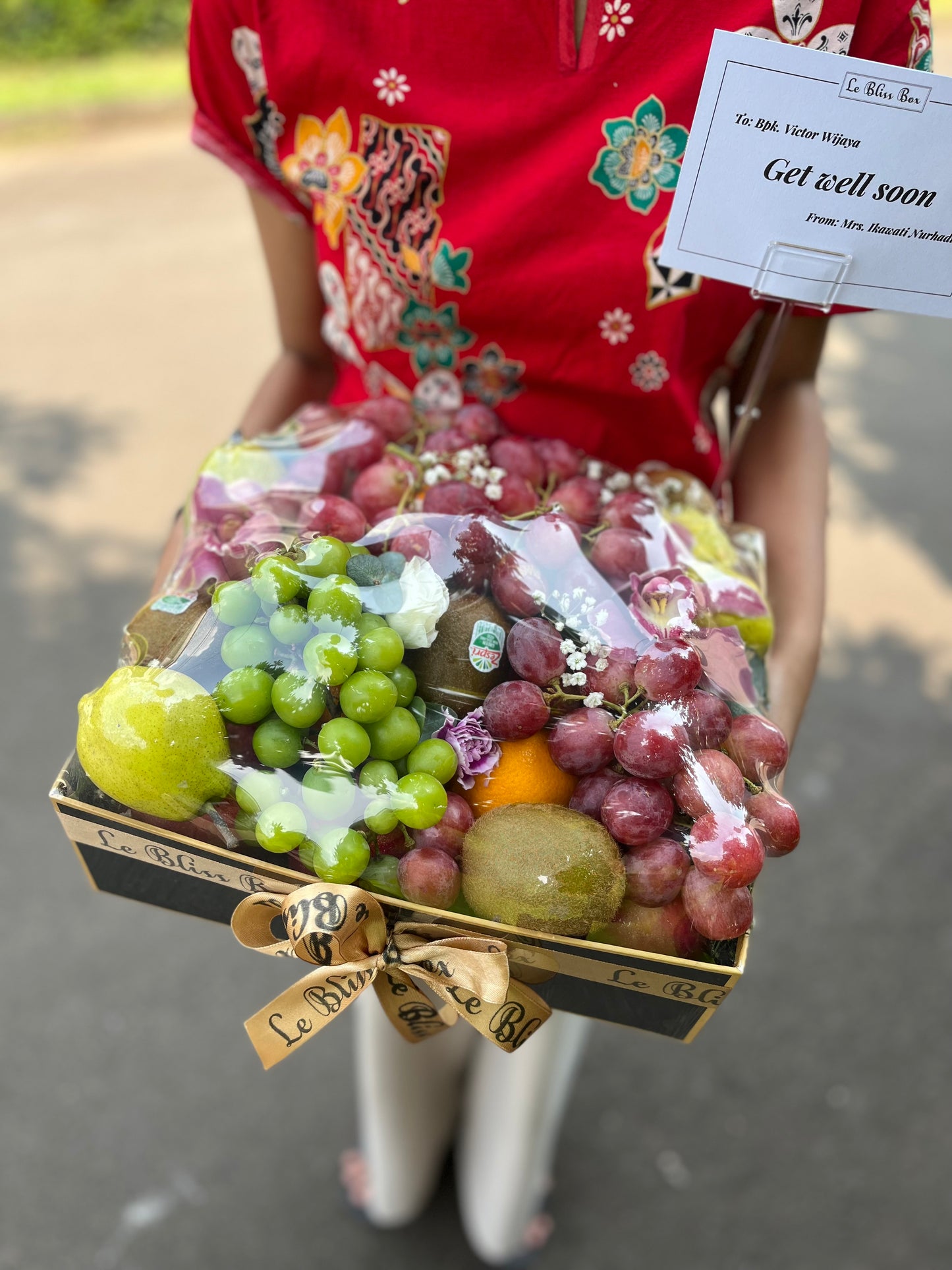 Parcel Buah Cireebon - Max Fruit Box dari Le Bliss Bouquet berisi berbagai buah segar premium yang ditata indah dengan bunga, sempurna untuk hadiah atau acara spesial