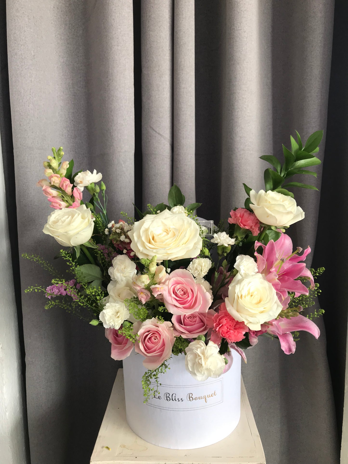Pink White Blooming Bloombox dari Le Bliss Bouquet - Florist Surabaya – bunga pink dan putih dalam kotak mewah, bunga meja surabaya