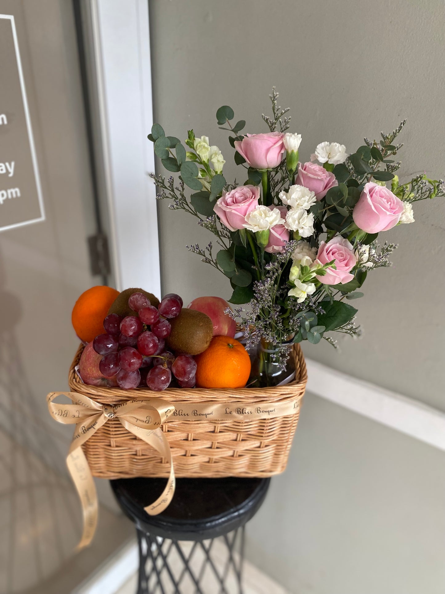 Rustic Pink Rose Fruit Parcel – Hampers buah segar dan bunga rustic pink rose dalam keranjang cantik, eksklusif dari Le Bliss Bouquet Surabaya. Parcel buah surabaya kombinasi bunga pink