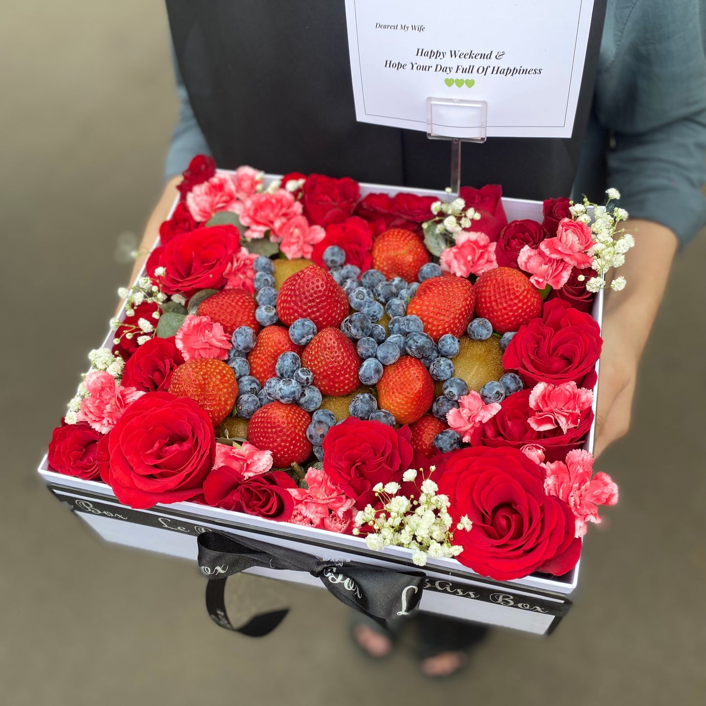 Strawberry Blueberry Kiwi Flower Box – Parcel buah dan bunga segar elegan dari Le Bliss Bouquet Surabaya, cocok untuk hadiah ulang tahun dan hampers sehat. parcel buah surabaya