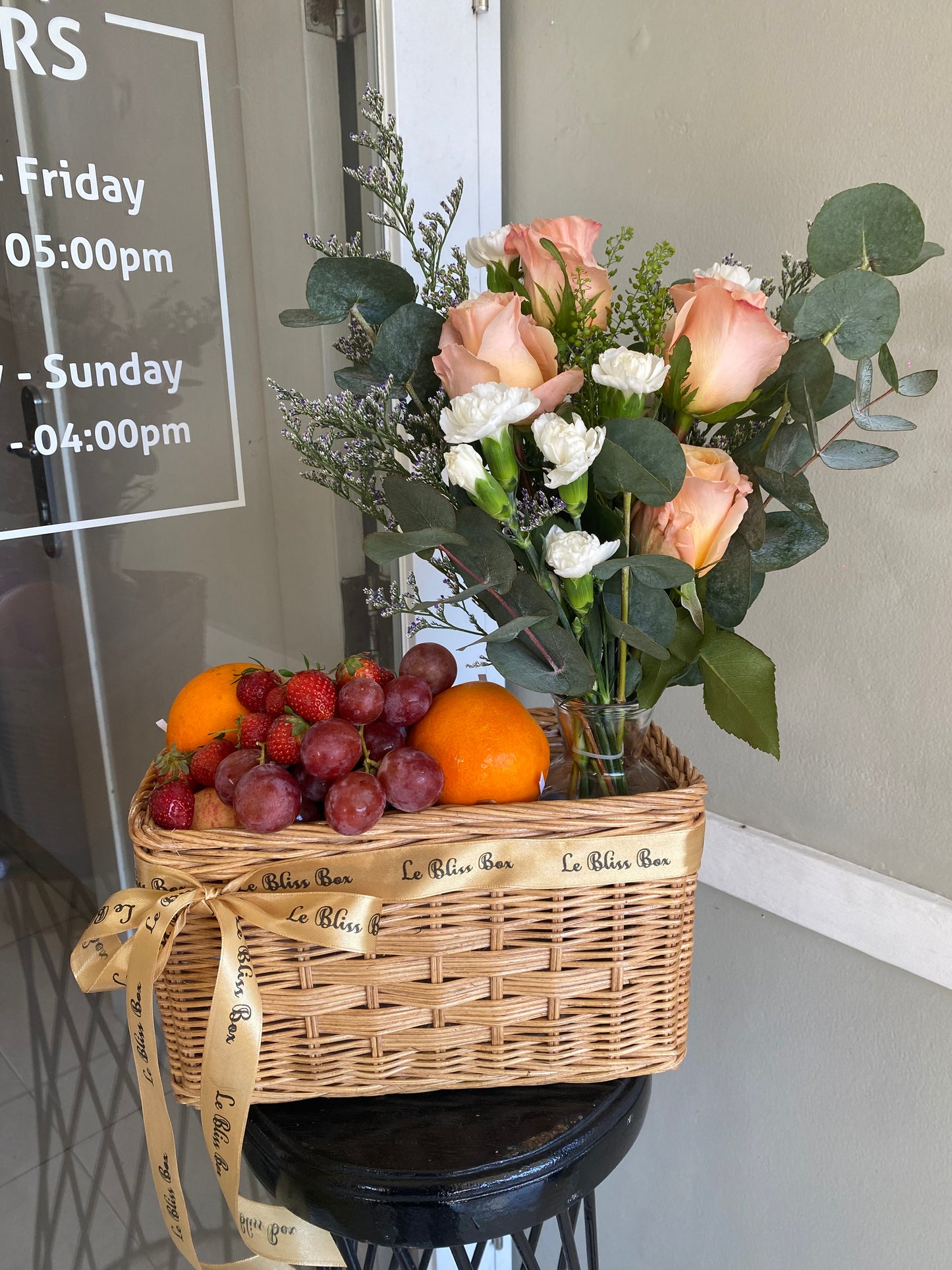 Shimmer Rose Fruit Parcel – Parcel buah dan bunga segar elegan dari Le Bliss untuk pengiriman di Surabaya, Jakarta, dan kota sekitarnya. Parcel buah surabaya, by le bliss