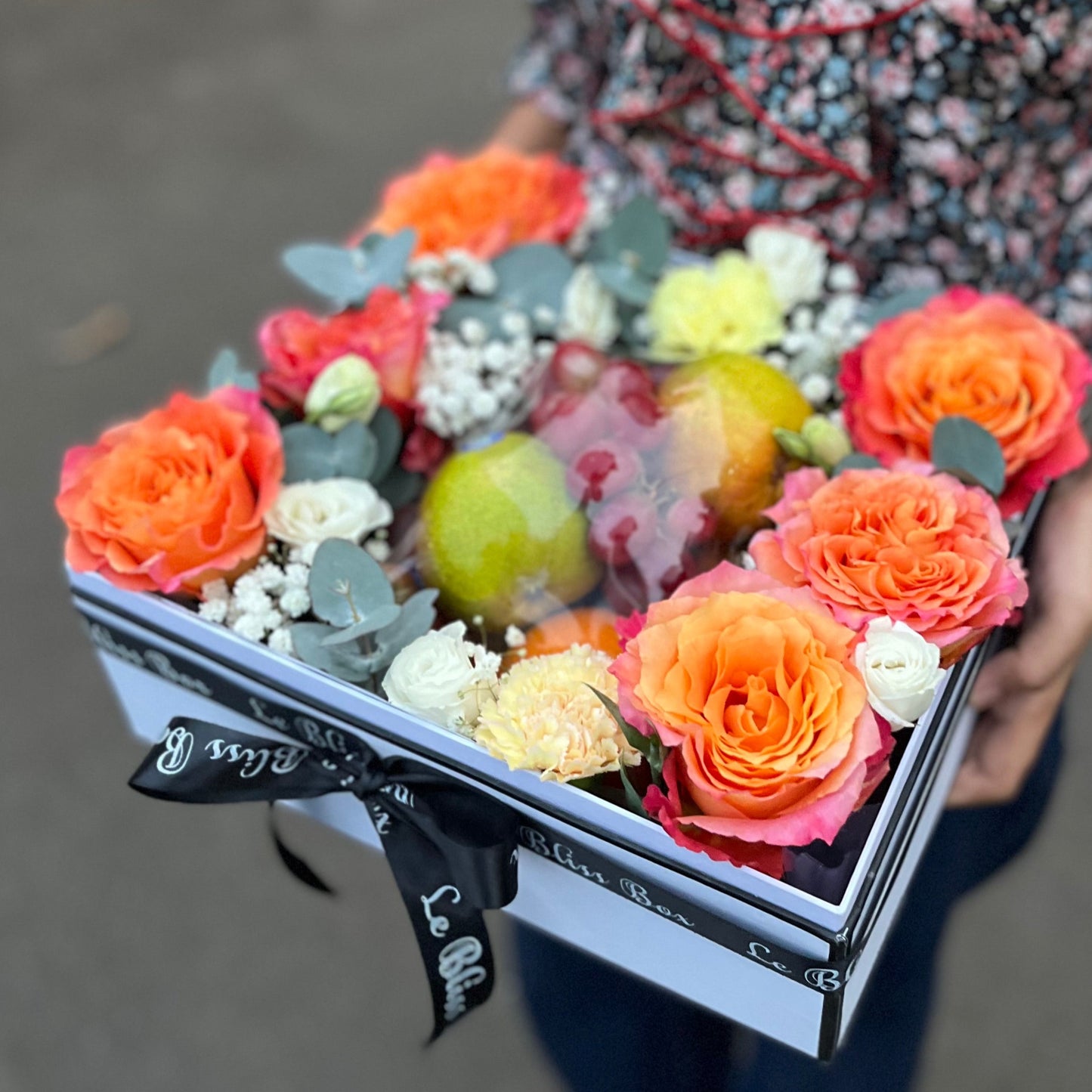 fruit box with fresh roses, parcel buah dengan campuran Bunga Segar by le bliss box, hamper buah surabaya, parcel buah surabaya