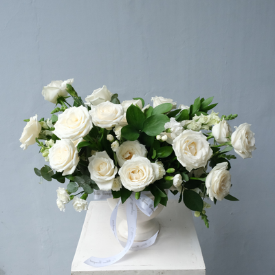 Rangkaian mawar avalanche putih dalam vas kaca bening, disusun elegan dan minimalis — Pure White Avalanche Rose Vase dari Le Bliss. florist surabaya, fresh flower surabaya, delivery fast