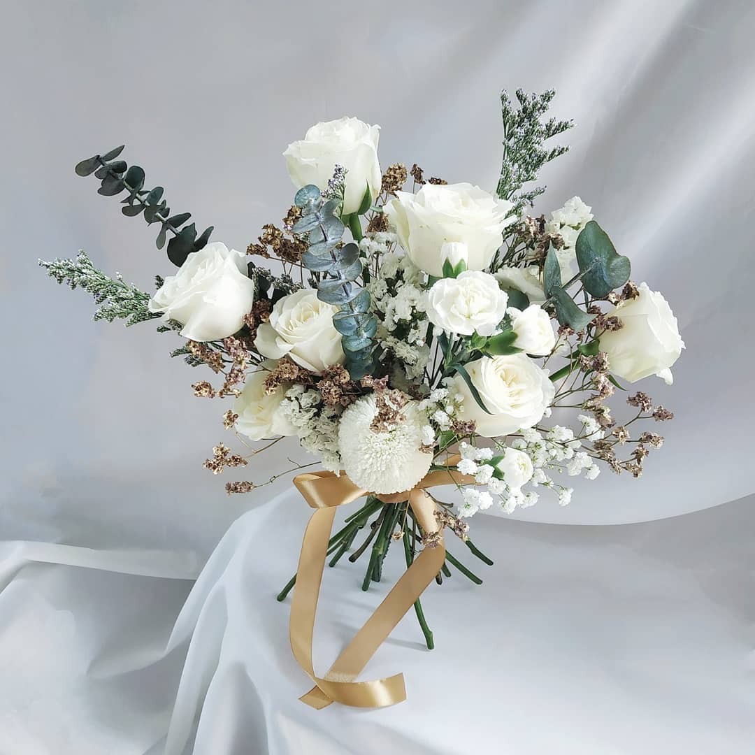 White Theme Prewed Bouquet