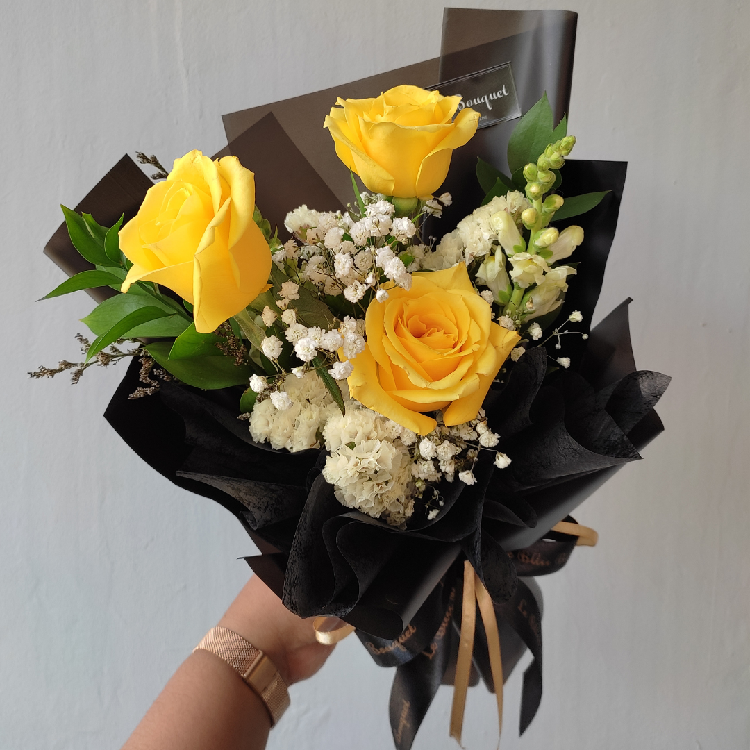 Signature Three Rose Smallie Bouquet