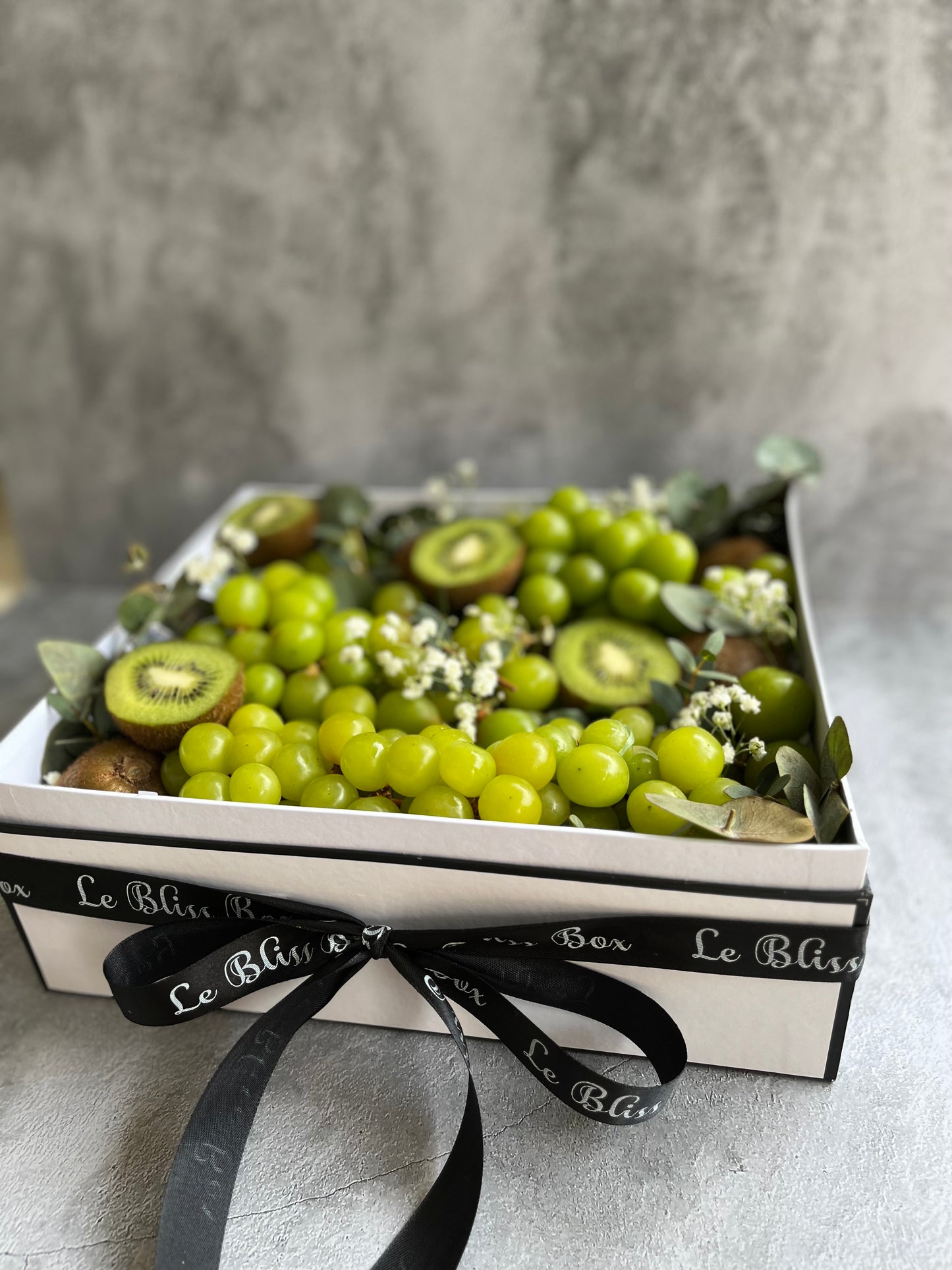 Green Grapes Kiwi Fruit Box