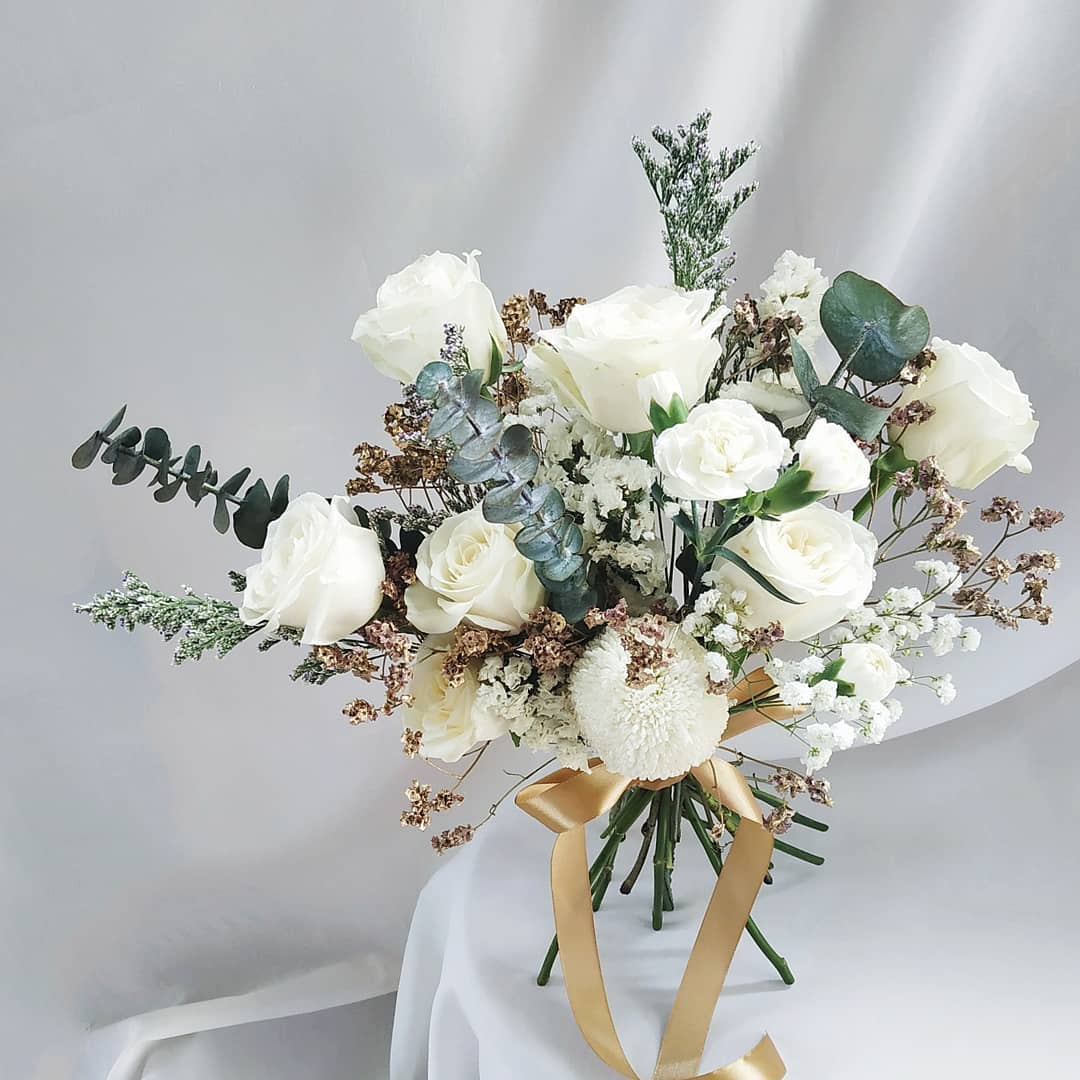 White Theme Prewed Bouquet