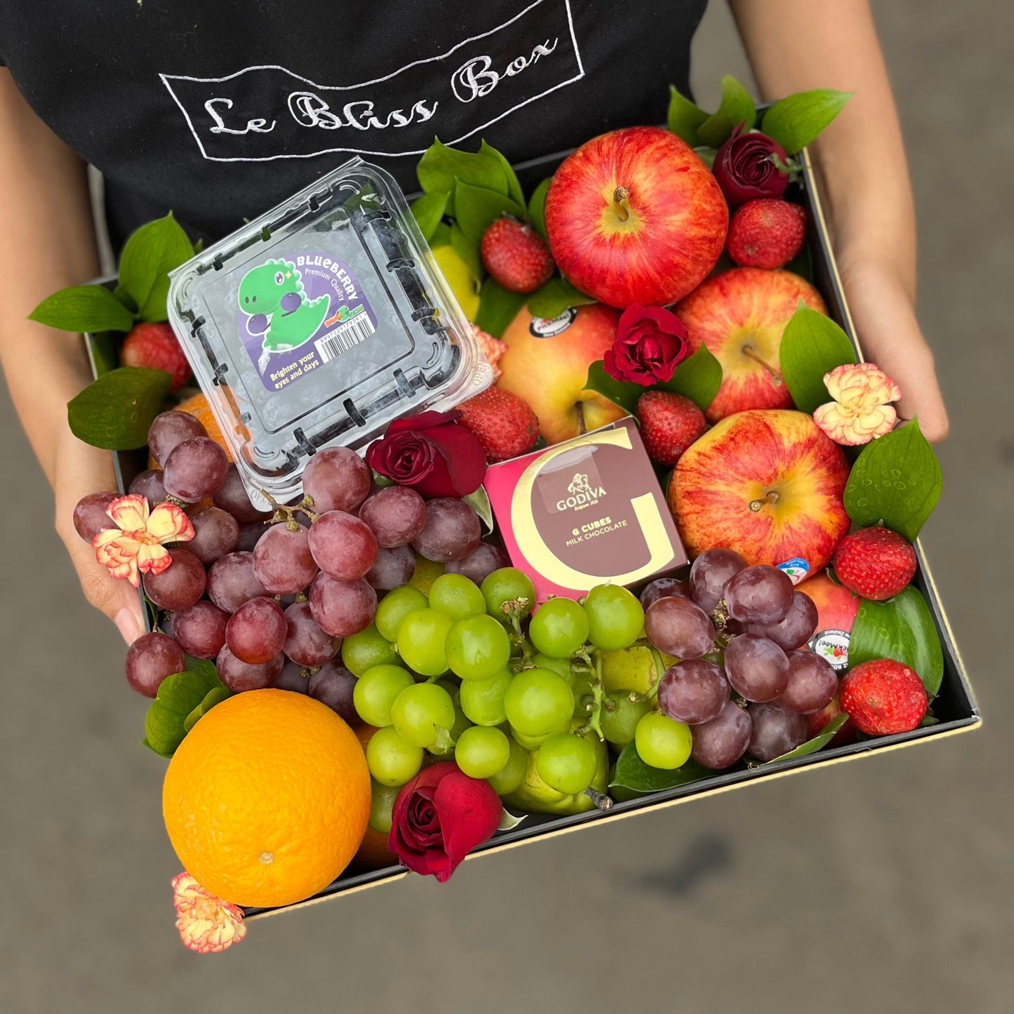 Fruit Hamper Jakarta - Kotak buah segar dengan cokelat Godiva premium, dipadukan dengan buah beri, apel, dan anggur, dari Le Bliss Bouquet