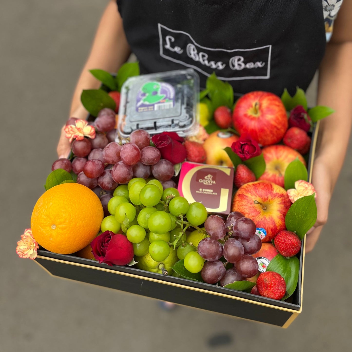 Fruit Hamper Jakarta - Kotak buah segar dengan cokelat Godiva premium, dipadukan dengan buah beri, apel, dan anggur, dari Le Bliss Bouquet