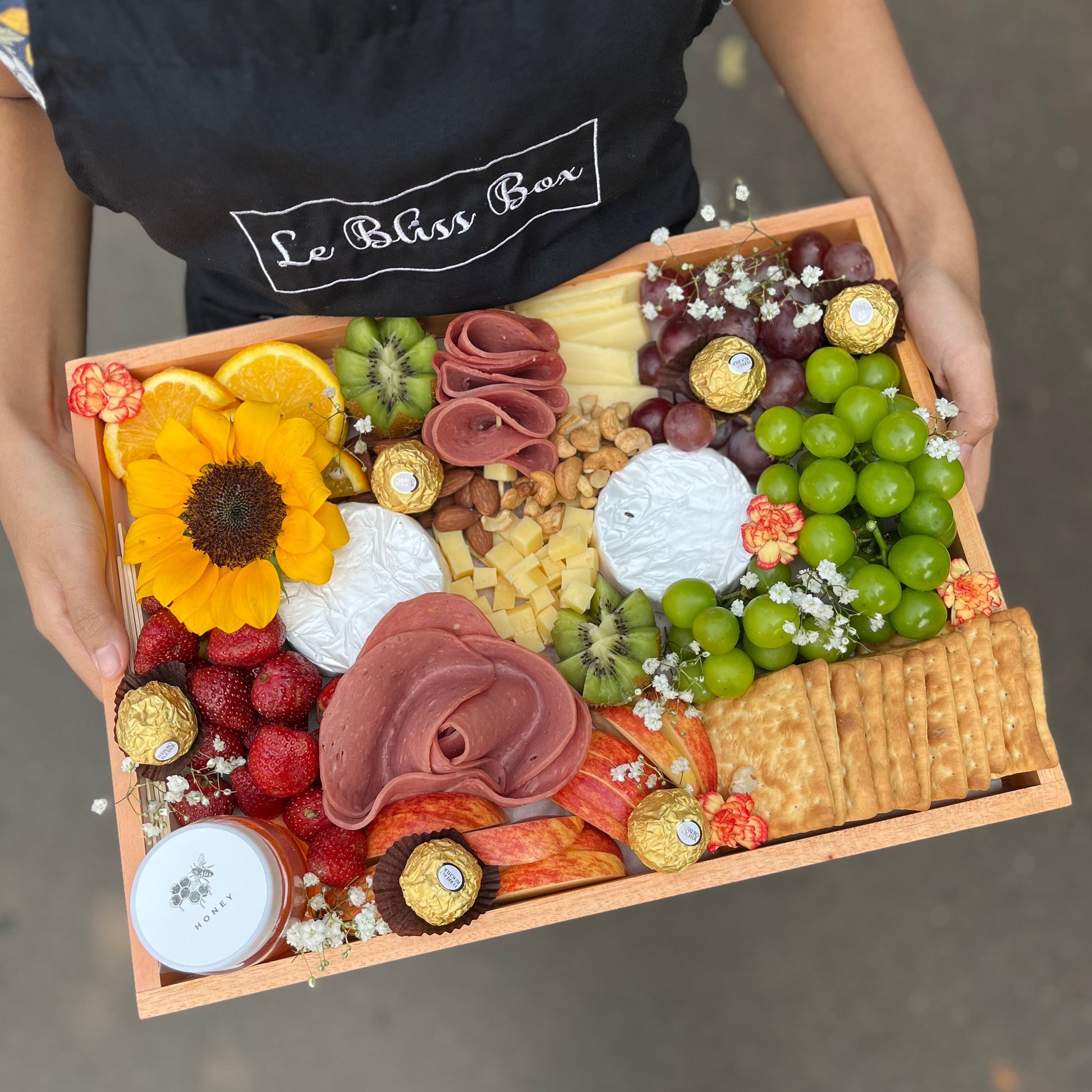 Charcuterie board and fruit cheese platter by Le Bliss, featuring fresh fruits,premium cheeses, and gourmet treats. Available for same-day delivery in Jakarta, Bintaro, and Jabodetabek.