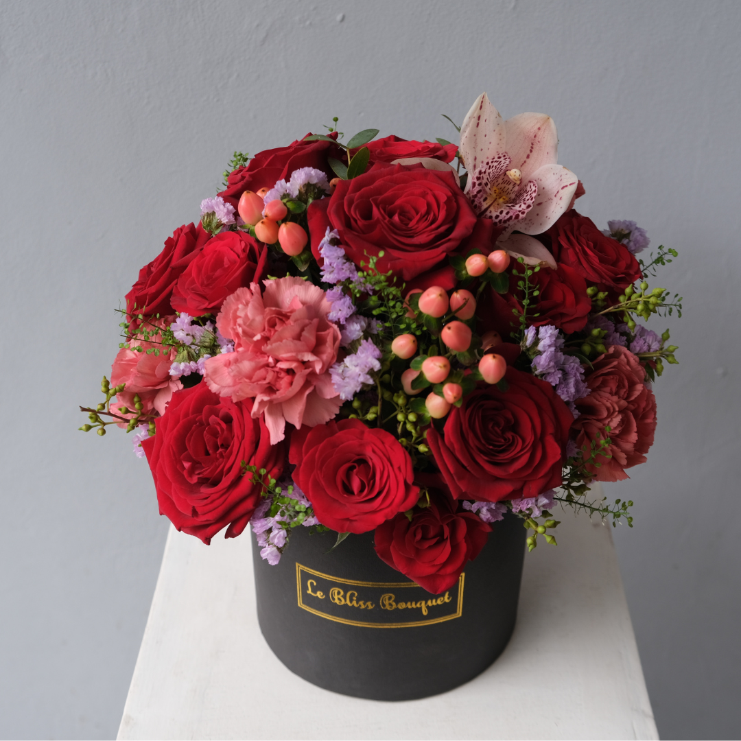 Red Naomi Elegant Fresh Petite Bloombox - Le Bliss Bouquet