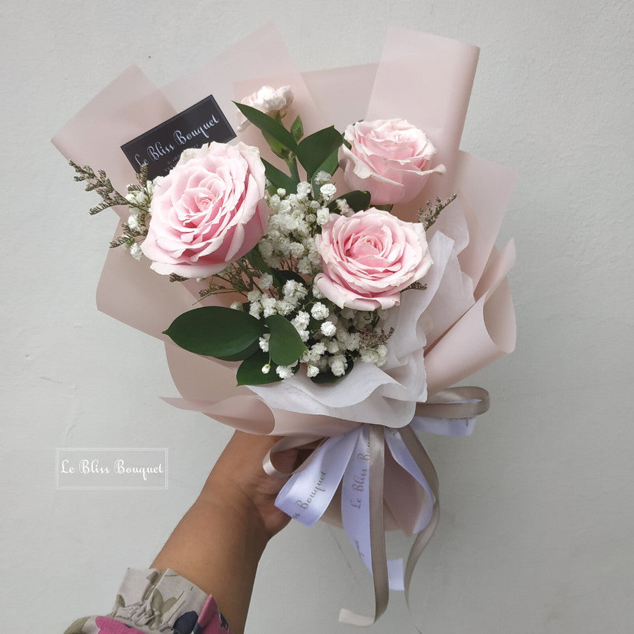 Signature Three Rose Smallie Bouquet