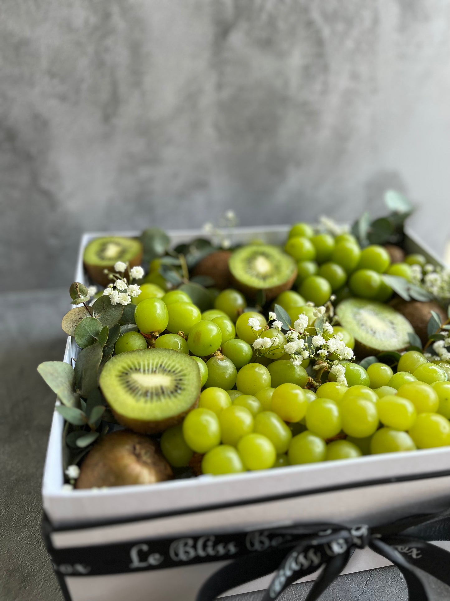 Green Grapes Kiwi Fruit Box