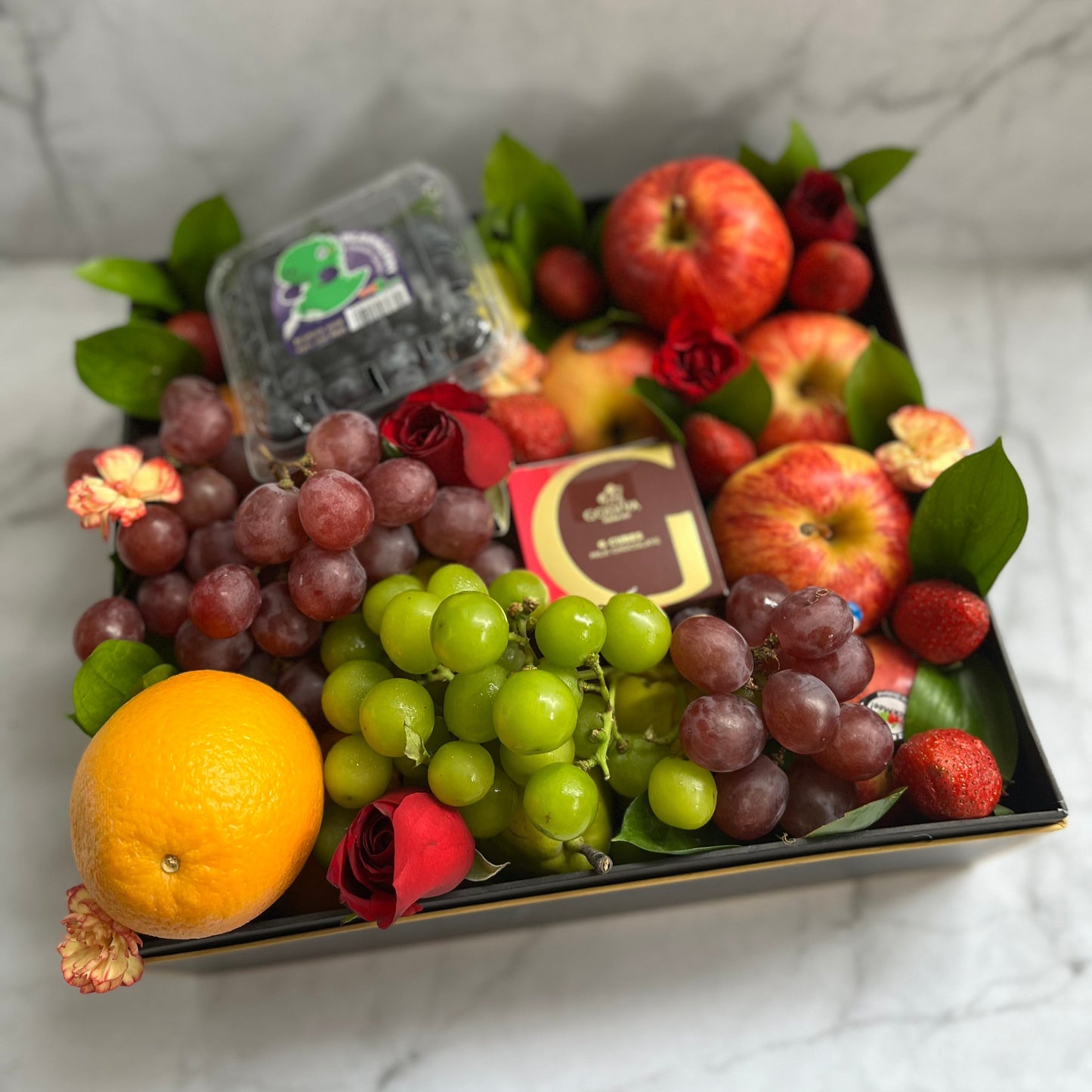 Fruit Hamper Jakarta - Kotak buah segar dengan cokelat Godiva premium, dipadukan dengan buah beri, apel, dan anggur, dari Le Bliss Bouquet