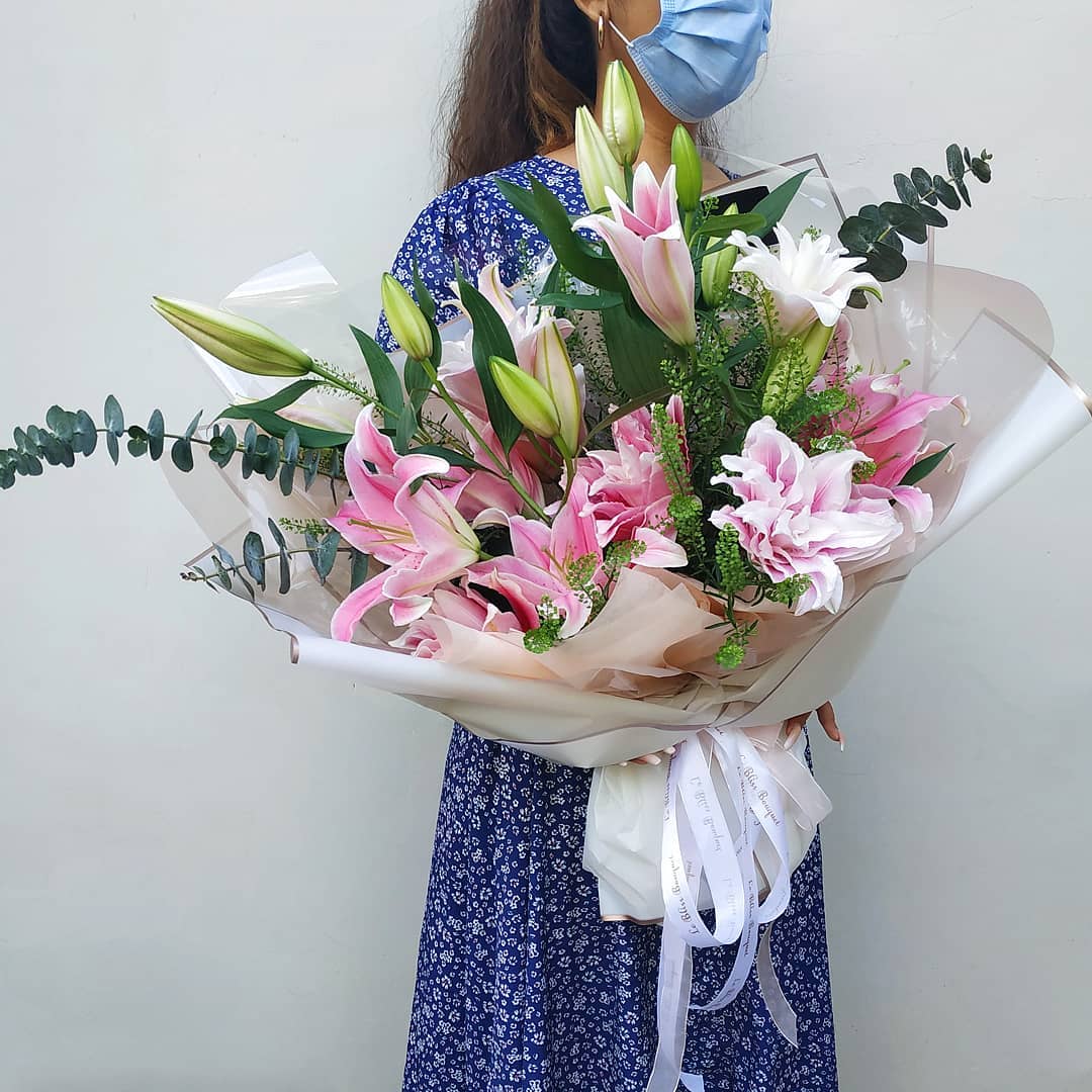 Best Florist Jakarta, surabaya, and cirebon. Le Bliss Bouquet’s Double Lily Pink Large Bouquet — soft pink lilies, elegant wrapping, perfect for gifting. Delivery in Jabodetabek, Surabaya & Cirebon.