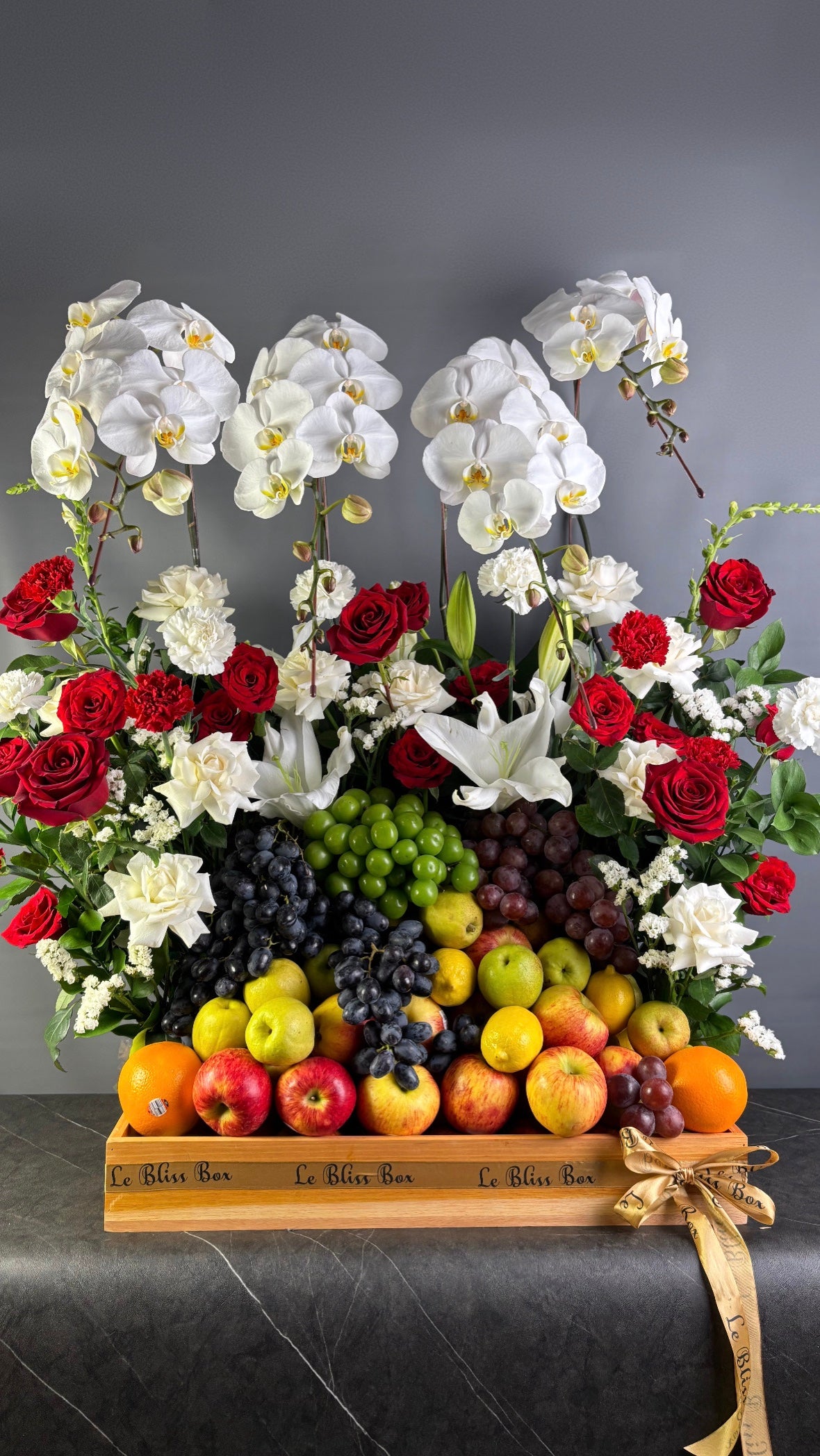 Big fruit hamper indonesia, Parcel buah besar dengan anggrek, rangkaian bunga besar by le bliss box. parcel buah surabaya, jakarta, tangerang, gresik, surabaya, sidoarjo