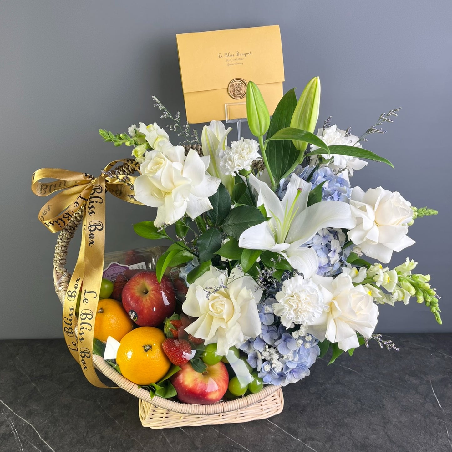 Blue White Fruit Basket dari Le Bliss Box. Premium fruit hamper dengan buah segar & dekor elegan biru-putih. Pengiriman Surabaya, Jakarta, Tangerang & Cirebon.