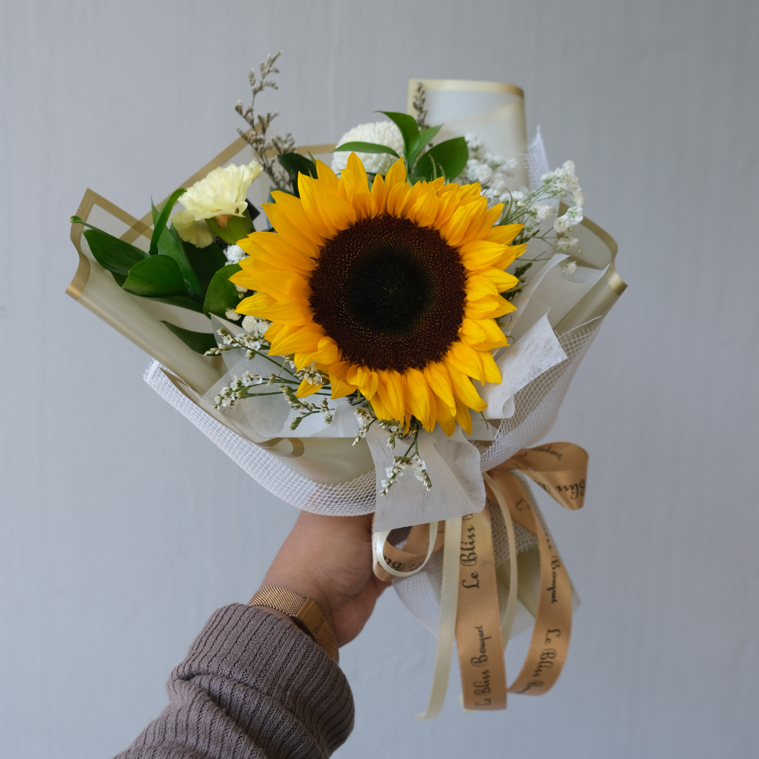 Buket bunga matahari cerah untuk hadiah spesial. Kirim bunga segar hari ini dari florist Surabaya – Le Bliss Bouquet. Tersedia untuk Jakarta & Cirebon.