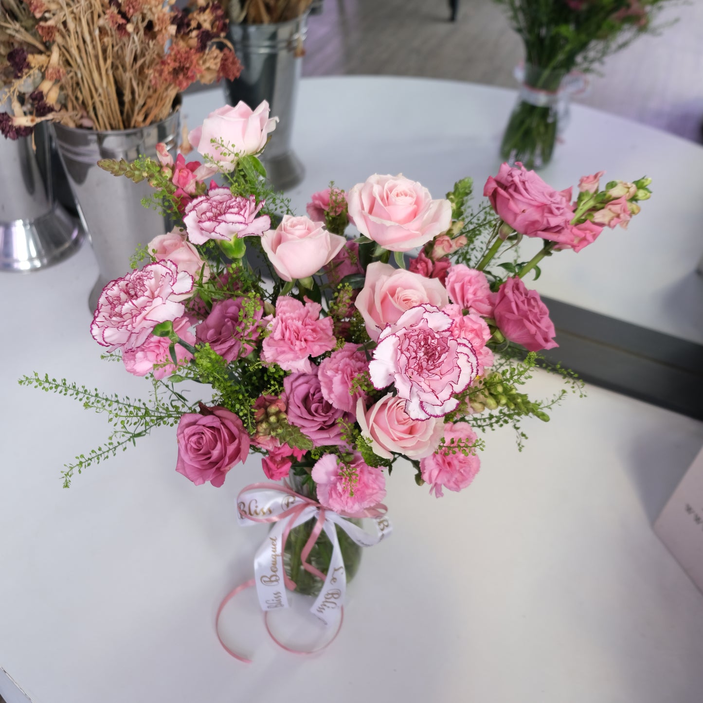 Bunga meja Hari Ibu yang elegan dengan bunga premium. Pengiriman Surabaya, Jakarta & Cirebon. Perfect Mother’s Day flower gift. Bunga meja hari ibu