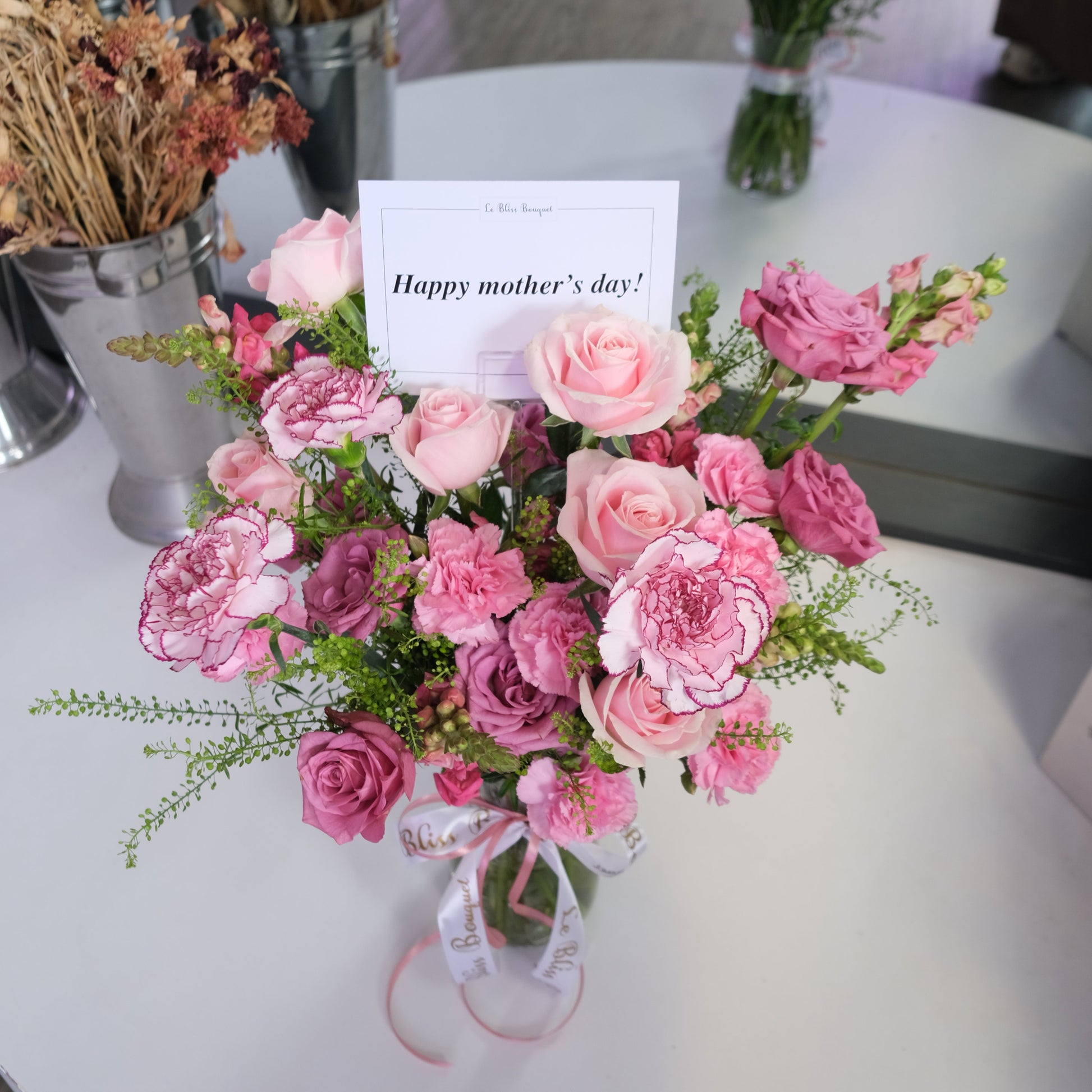 Bunga meja Hari Ibu yang elegan dengan bunga premium. Pengiriman Surabaya, Jakarta & Cirebon. Perfect Mother’s Day flower gift