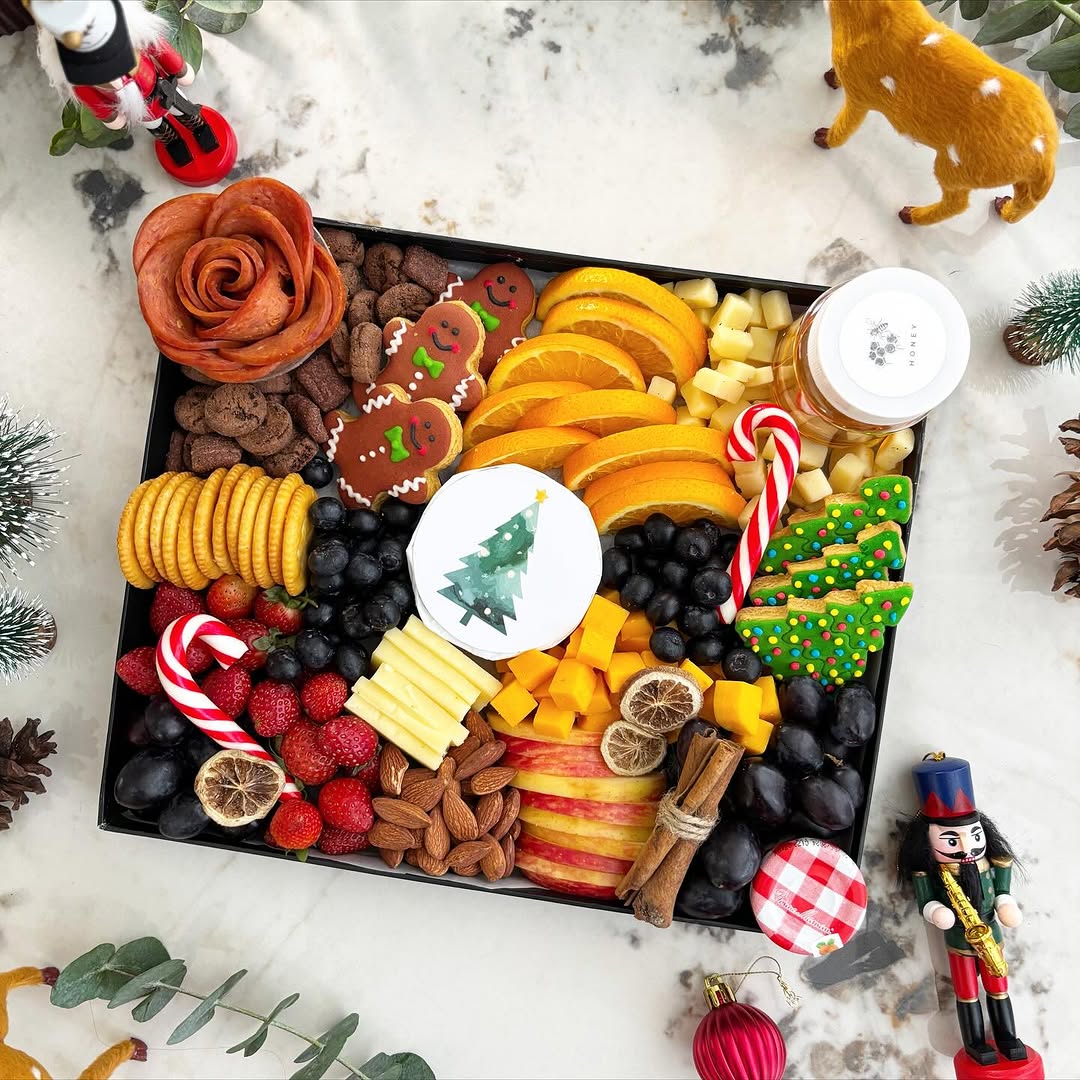 Celebrate the holidays with Le Bliss Platter’s Christmas Cheese Platter — elegant gourmet selection. Festive platter delivery in Jakarta & Surabaya.
