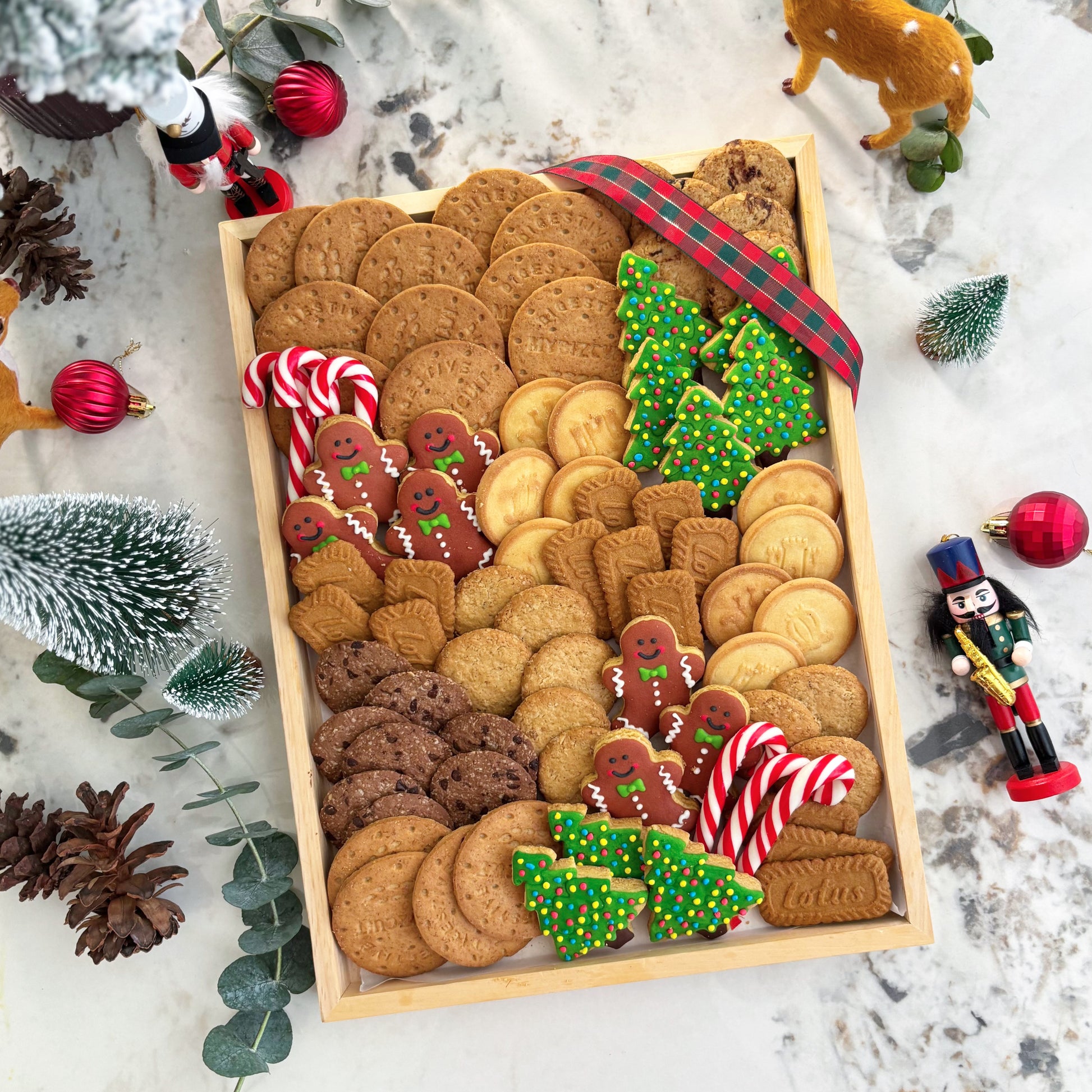 Christmas hamper, Celebrate Christmas with Le Bliss Platter’s Cookies Platter — festive cookies & treats beautifully arranged. Available for delivery in Jakarta & Surabaya.