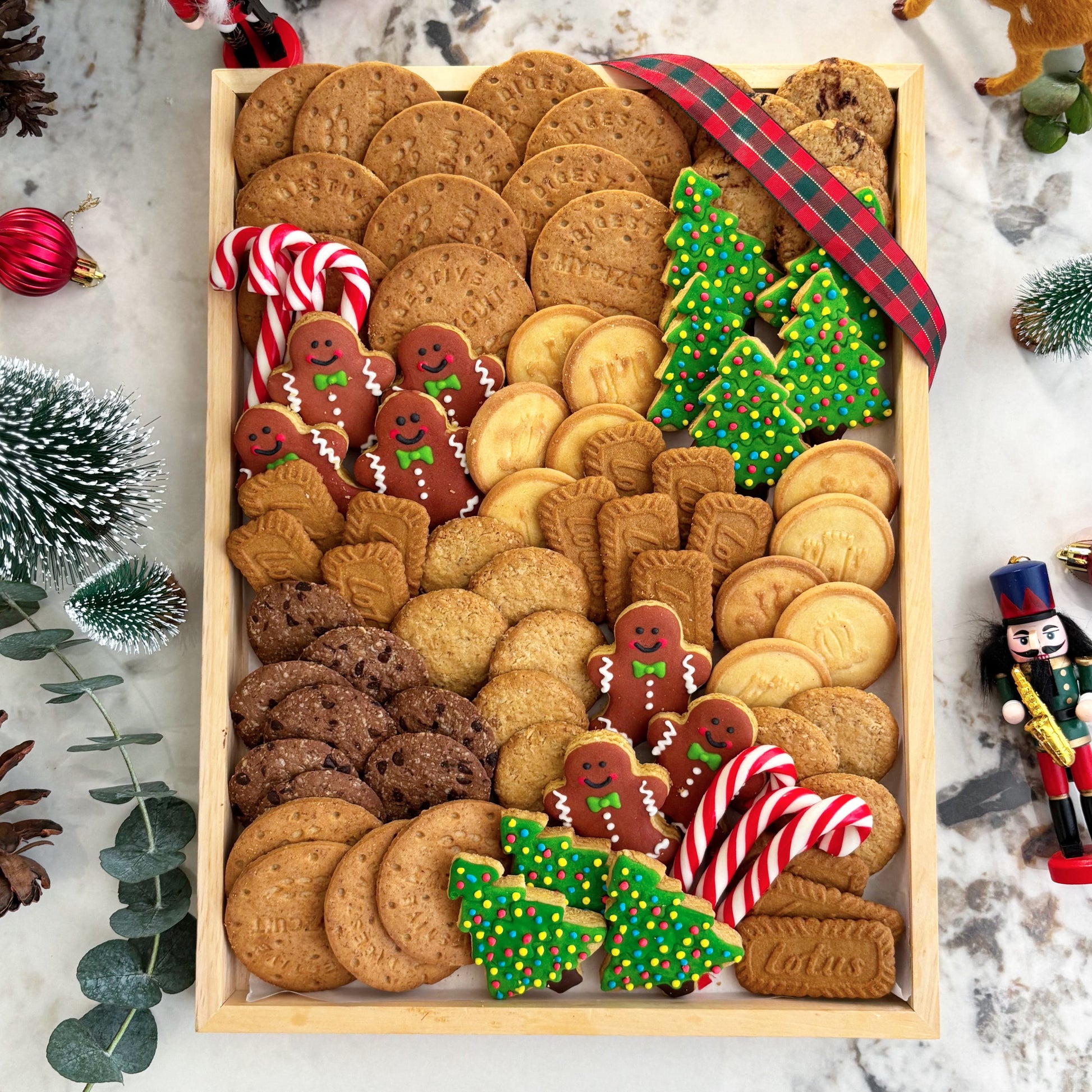 Christmas hamper, hamper natal jakarta, hamper natal surabaya. Celebrate Christmas with Le Bliss Platter’s Cookies Platter — festive cookies & treats beautifully arranged. Available for delivery in Jakarta & Surabaya.