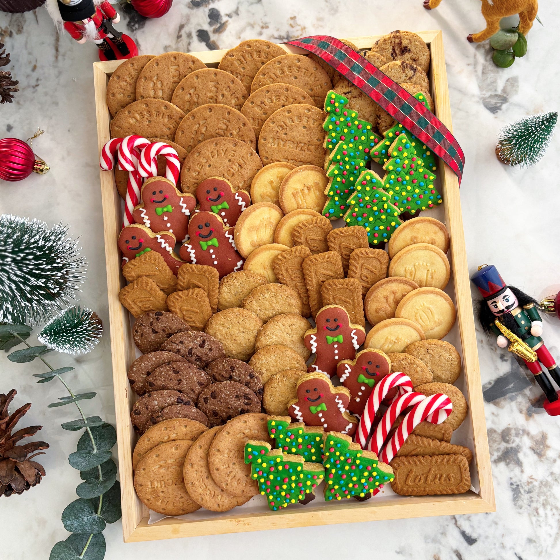 Christmas platter, hamper natal jakarta, hamper natal surabaya. Celebrate Christmas with Le Bliss Platter’s Cookies Platter — festive cookies & treats beautifully arranged. Available for delivery in Jakarta & Surabaya.