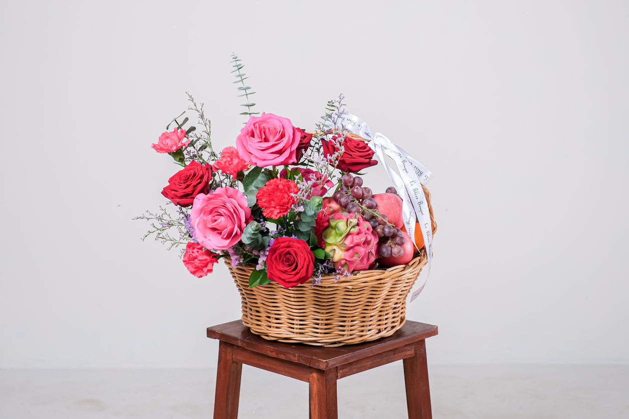 Fresh Fruits and Ecuadorian Flowers Grand Rattan Basket | Parcel Buah