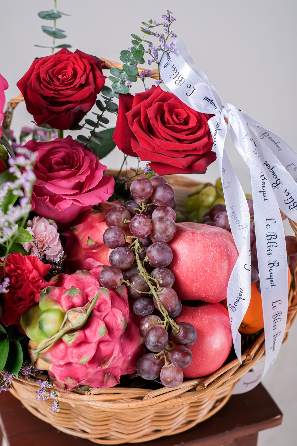 Fresh Fruits and Ecuadorian Flowers Grand Rattan Basket | Parcel Buah