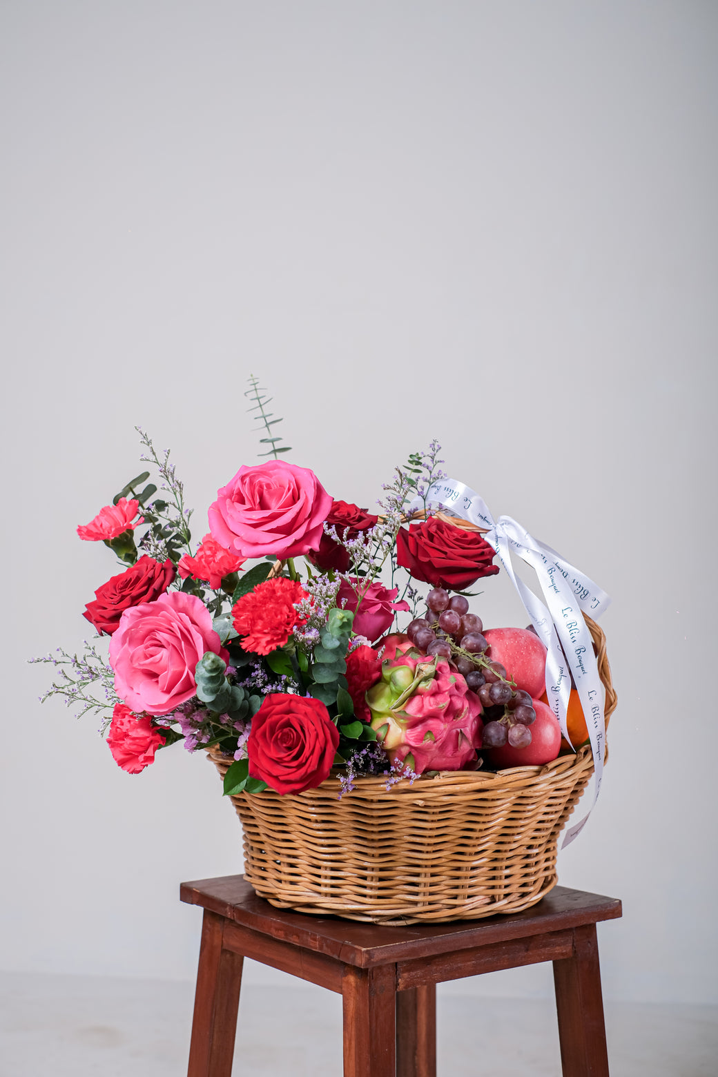 Fresh Fruits and Ecuadorian Flowers Grand Rattan Basket | Parcel Buah