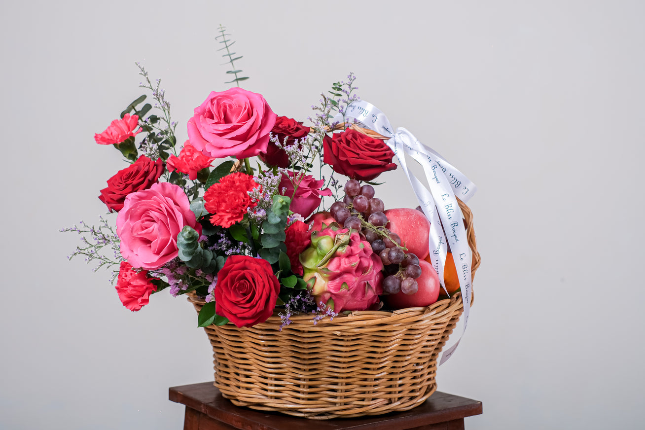 Fresh Fruits and Ecuadorian Flowers Grand Rattan Basket | Parcel Buah