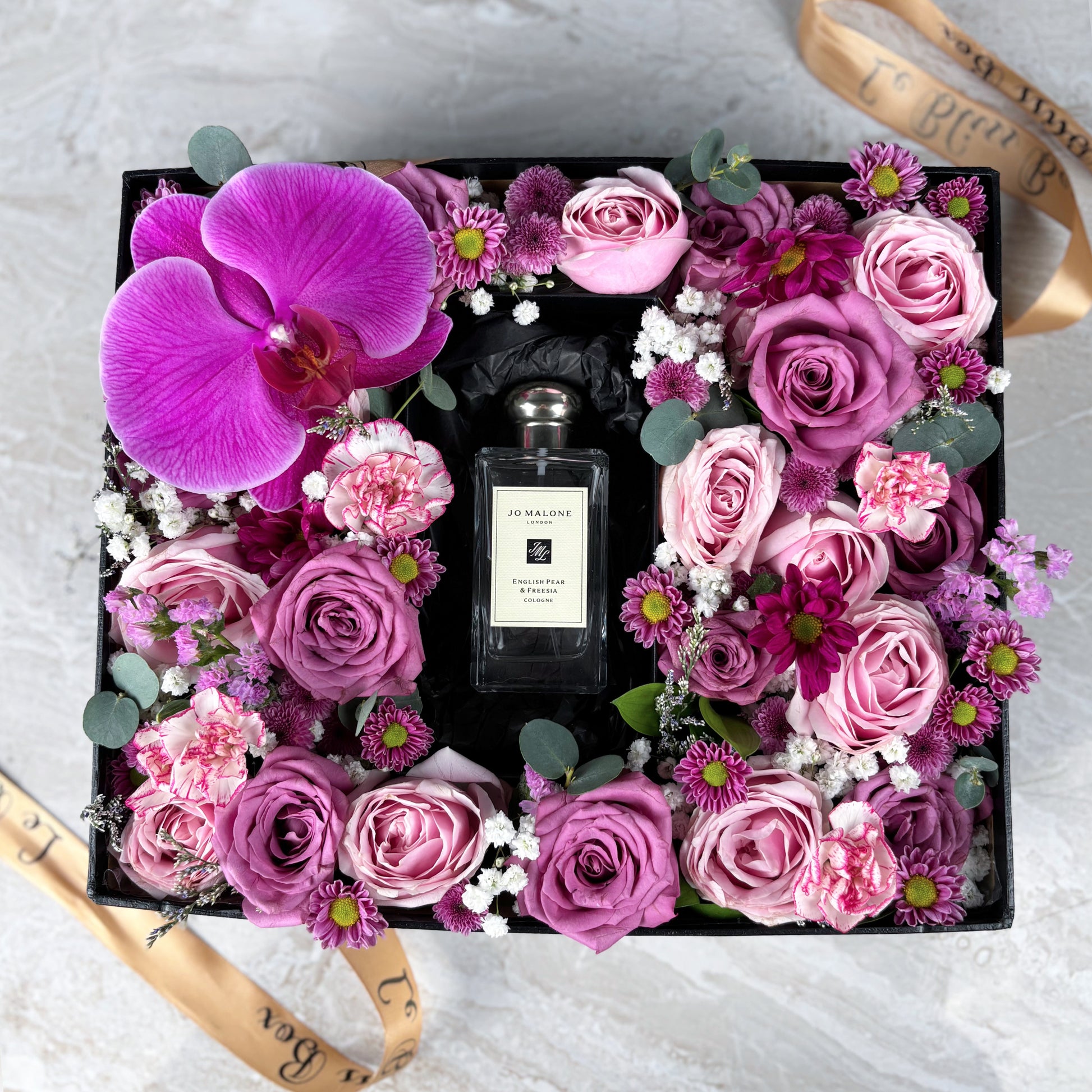 Floral arrangement with a Jo Malone perfume bottle in a decorative box. Kado Hari Ibu Surabaya, Kado Hari Ibu Jakarta