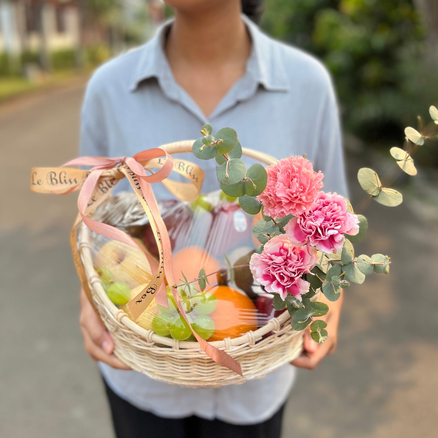 Fruit hamper kekinian berisi buah segar dan bunga, cocok untuk berbagai acara, parcel buah surabaya, hamper buah surabaya