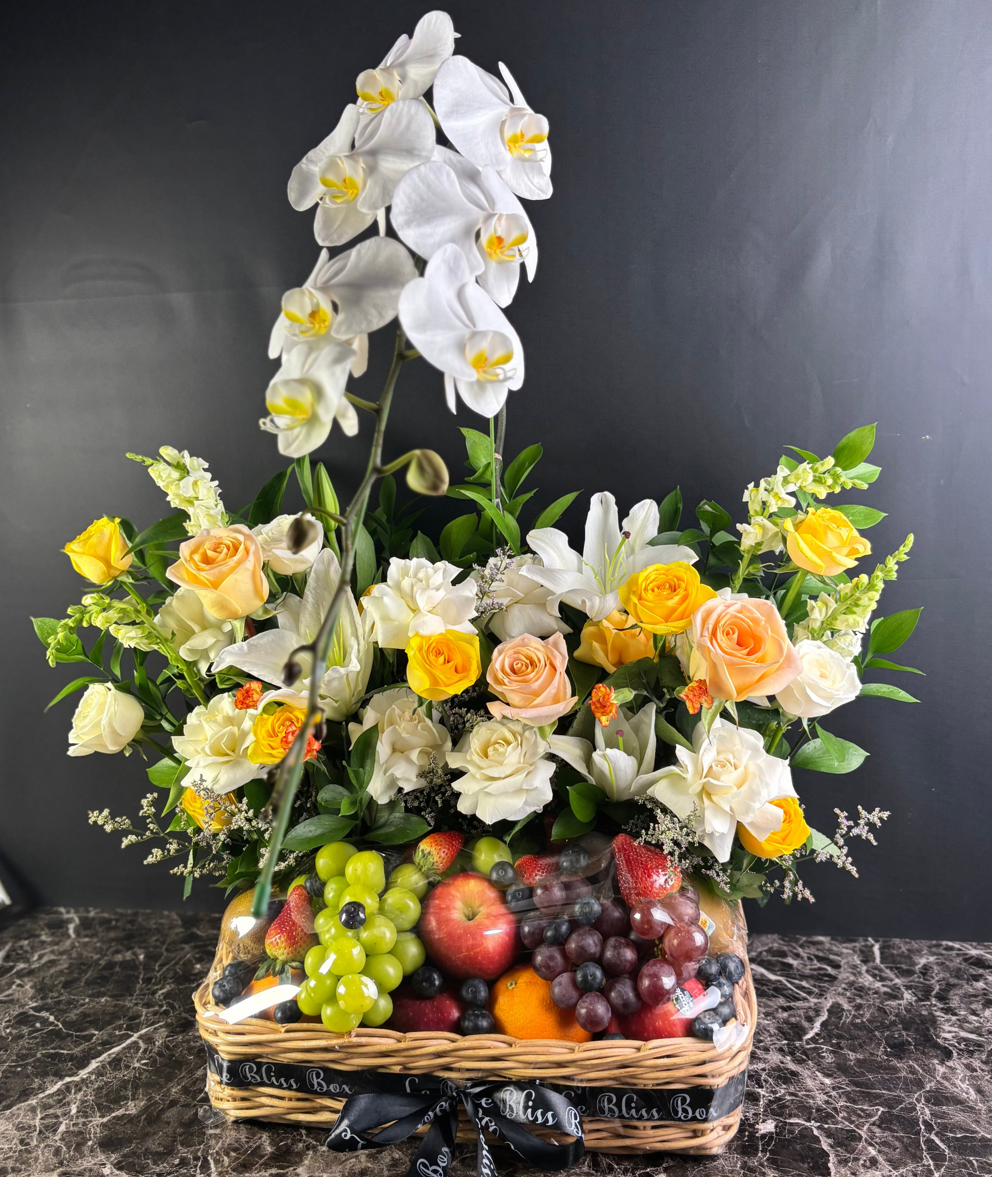 Parcel Buah Bunga Jakarta, Tangerang, Bogor, Depok, Bekasi, Surabaya, Gresik, Cirebon. Premium Fruit Hamper with fresh flowers and orchid by Le bliss box