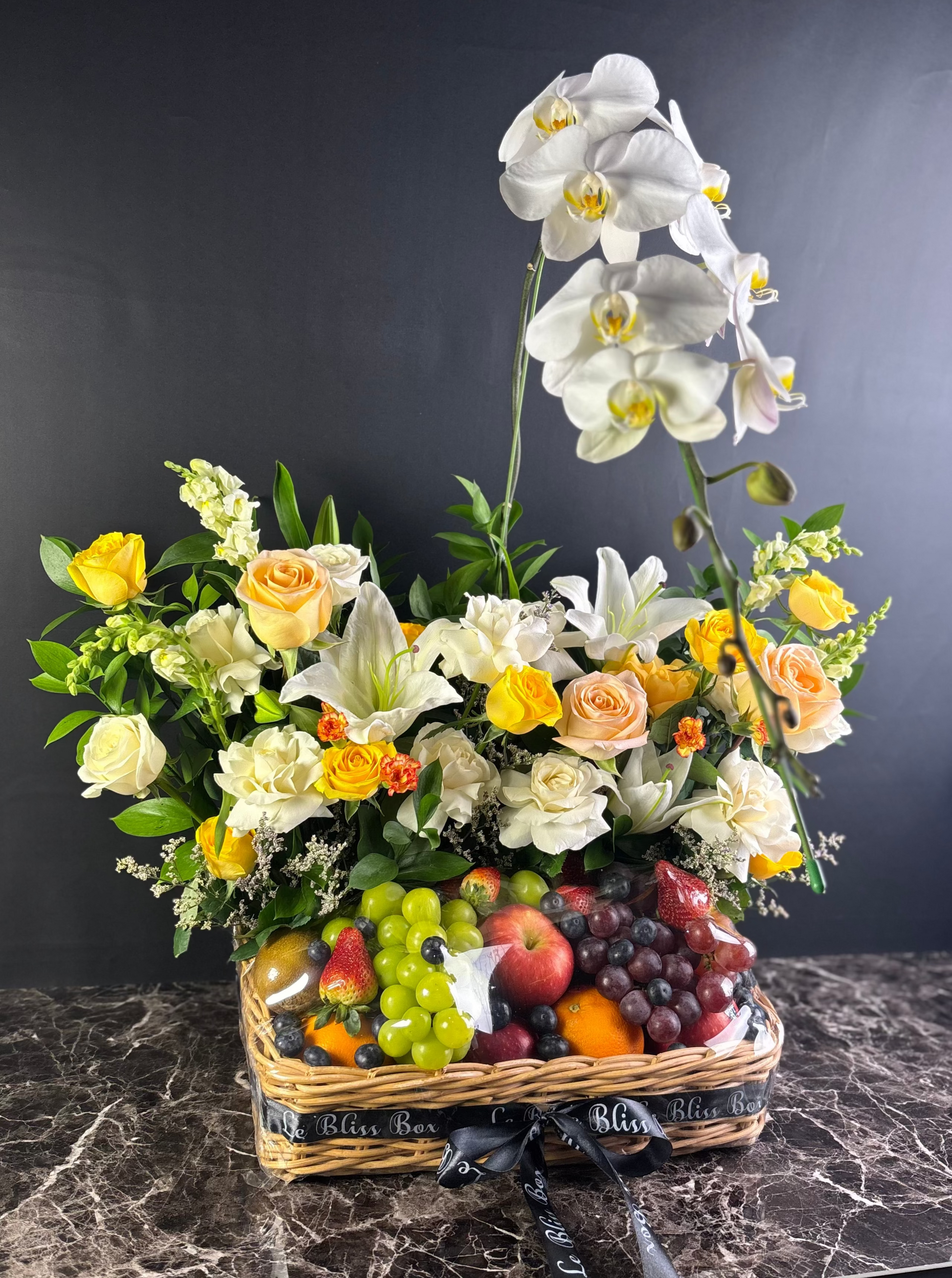 Parcel Buah Bunga Jakarta, Tangerang, Bogor, Depok, Bekasi, Surabaya, Gresik, Cirebon. Premium Fruit Hamper with fresh flowers and orchid by Le bliss box