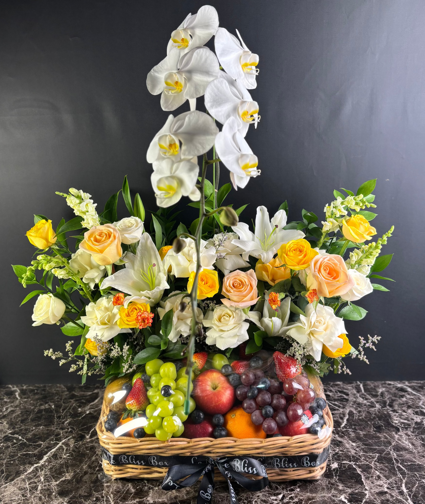 Parcel Buah Bunga Jakarta, Tangerang, Bogor, Depok, Bekasi, Surabaya, Gresik, Cirebon. Premium Fruit Hamper with fresh flowers and orchid by Le bliss box