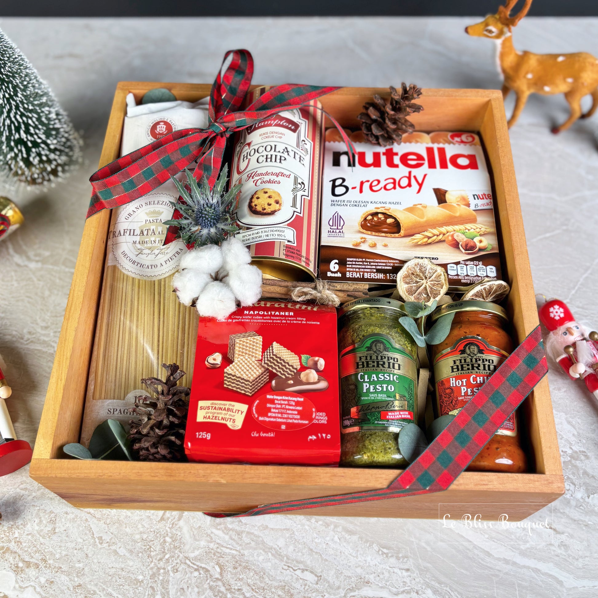 Gift basket with Nutella, pasta, and other items on a light background. Gift basket with Nutella, cookies, pasta, and other items on a decorative surface. Gourmet Hamper Jakarta, Gourmet Hamper Surabaya, Christmas Hamper Jakarta, hamper natal jakarta, surabaya