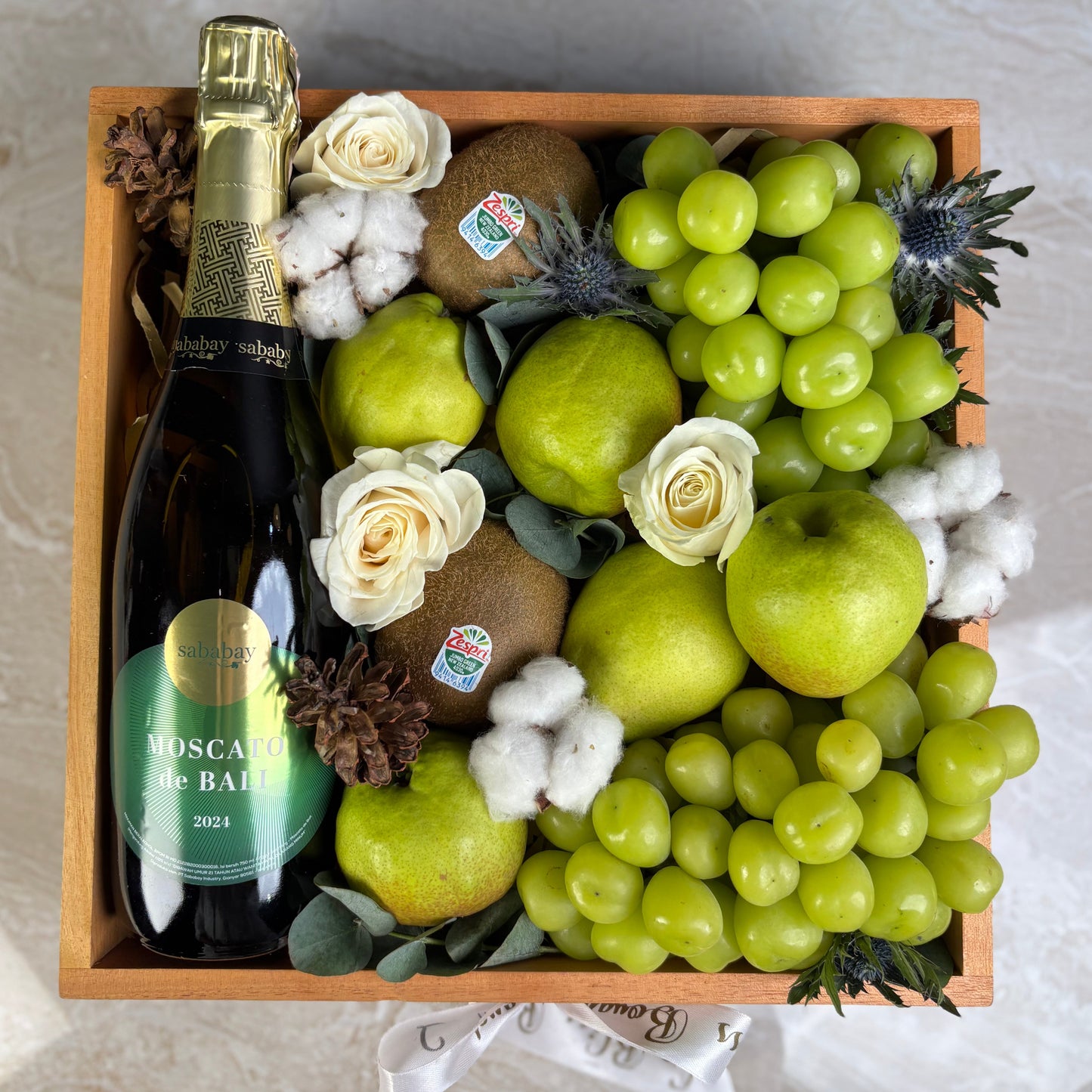 Gift basket with wine, muscat grapes by Le Bliss Box. Wine Hamper Jakarta, Wine hamper Surabaya. Hamper Wine Jakarta
