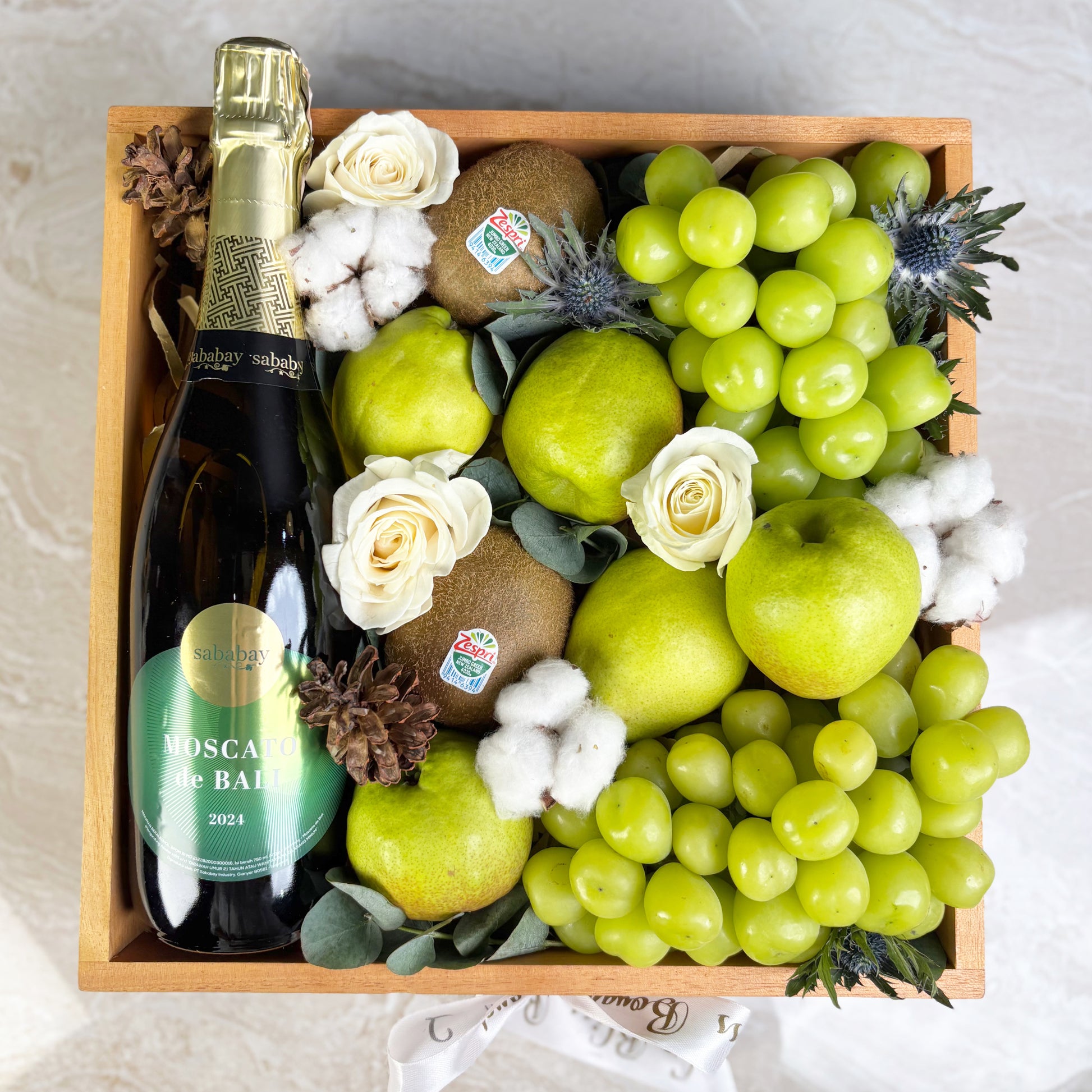Gift basket with wine, muscat grapes by Le Bliss Box. Wine Hamper Jakarta, Wine hamper Surabaya