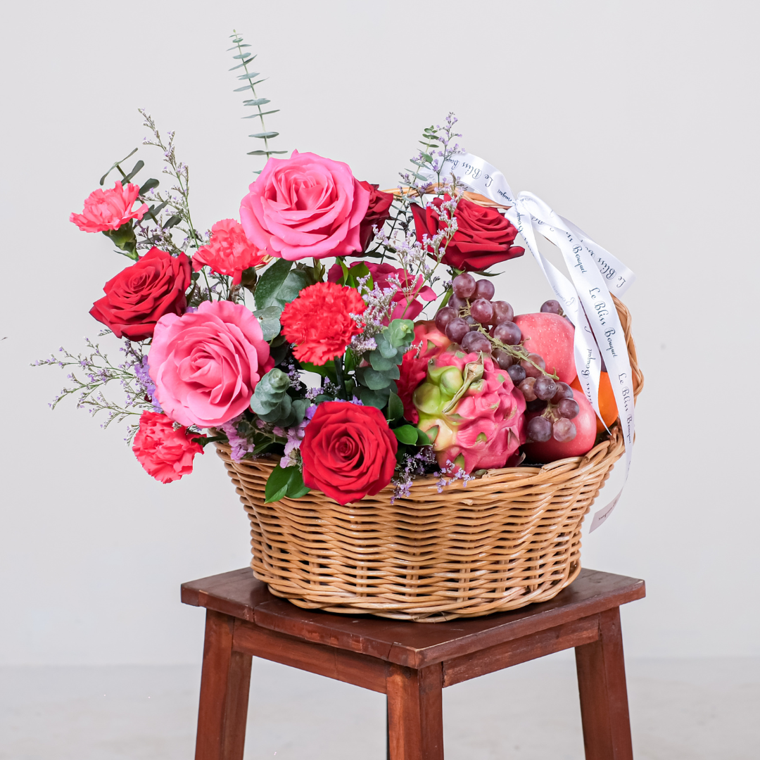 Fresh Fruits and Ecuadorian Flowers Grand Rattan Basket | Parcel Buah